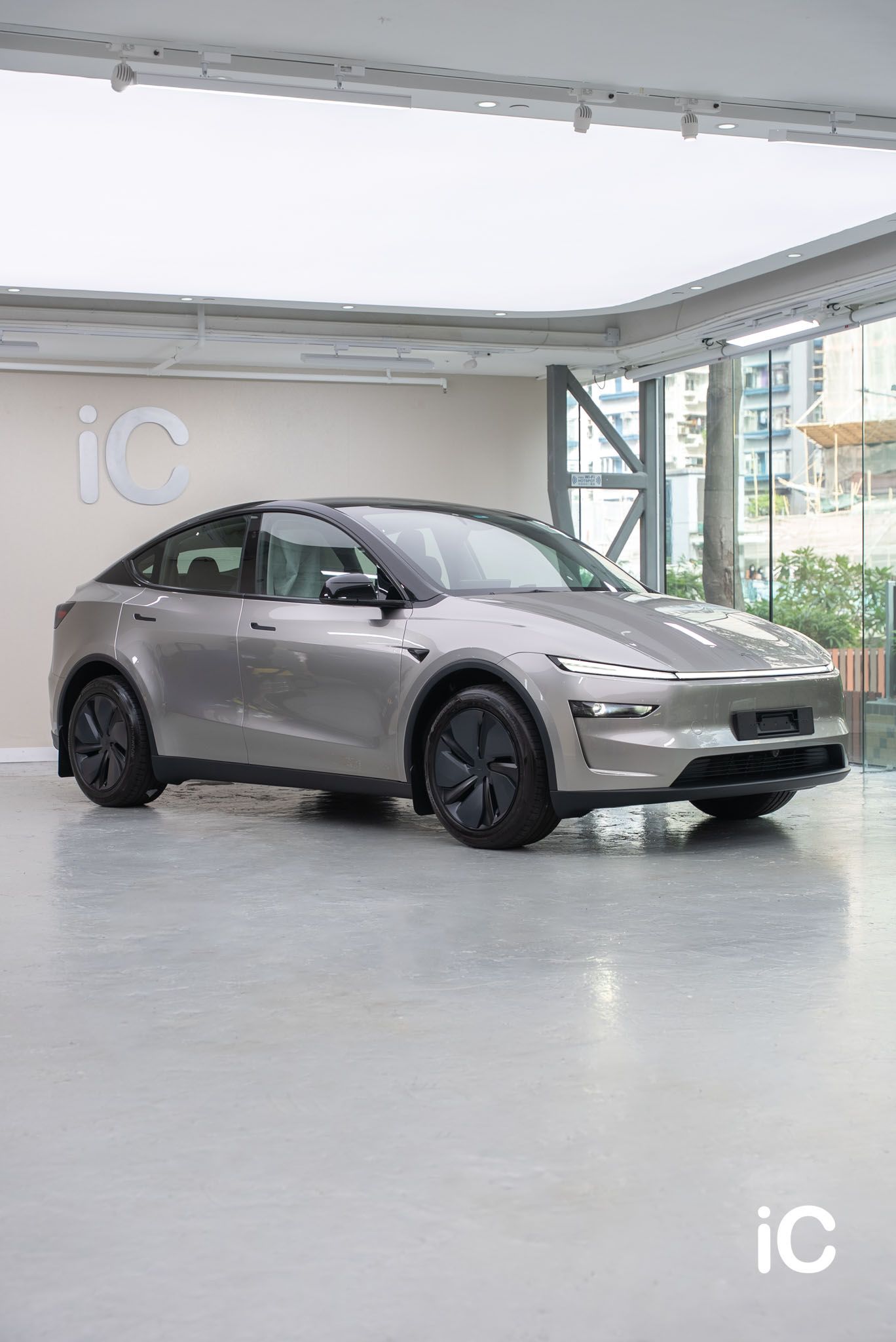 ic-detail-tesla-model-y-om-individual-colour-ppf-liquid-silver-1