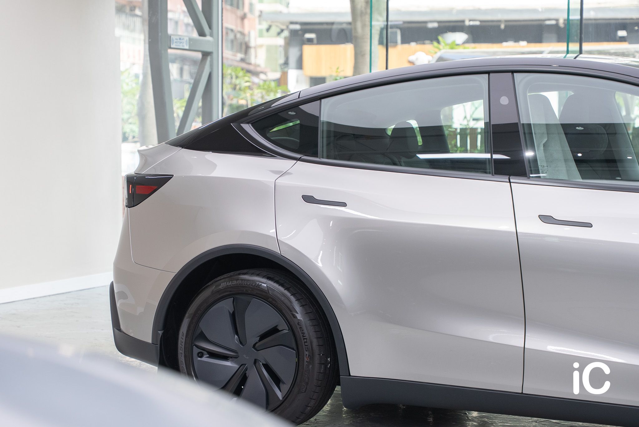 ic-detail-tesla-model-y-om-individual-colour-ppf-liquid-silver-11