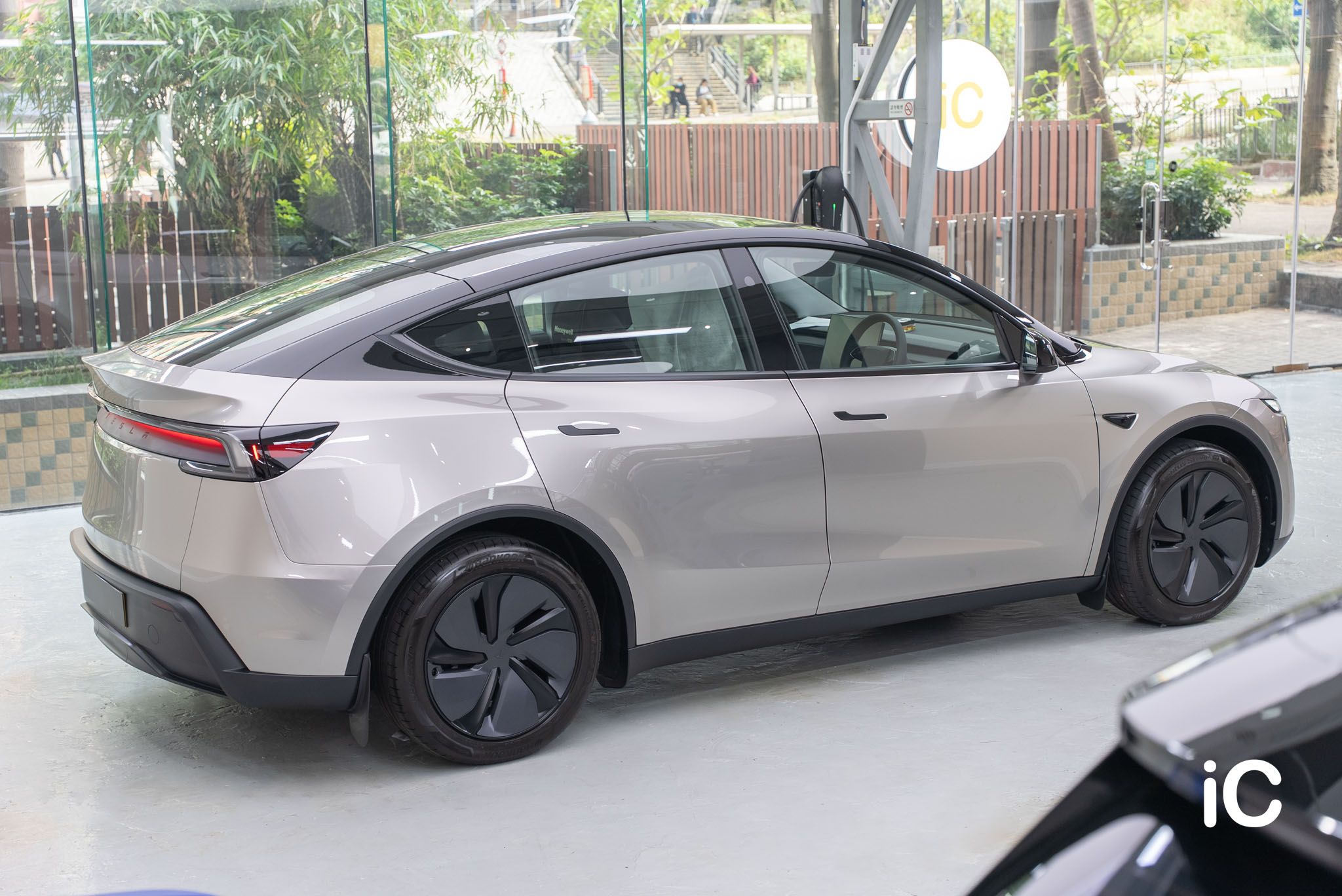 ic-detail-tesla-model-y-om-individual-colour-ppf-liquid-silver-12