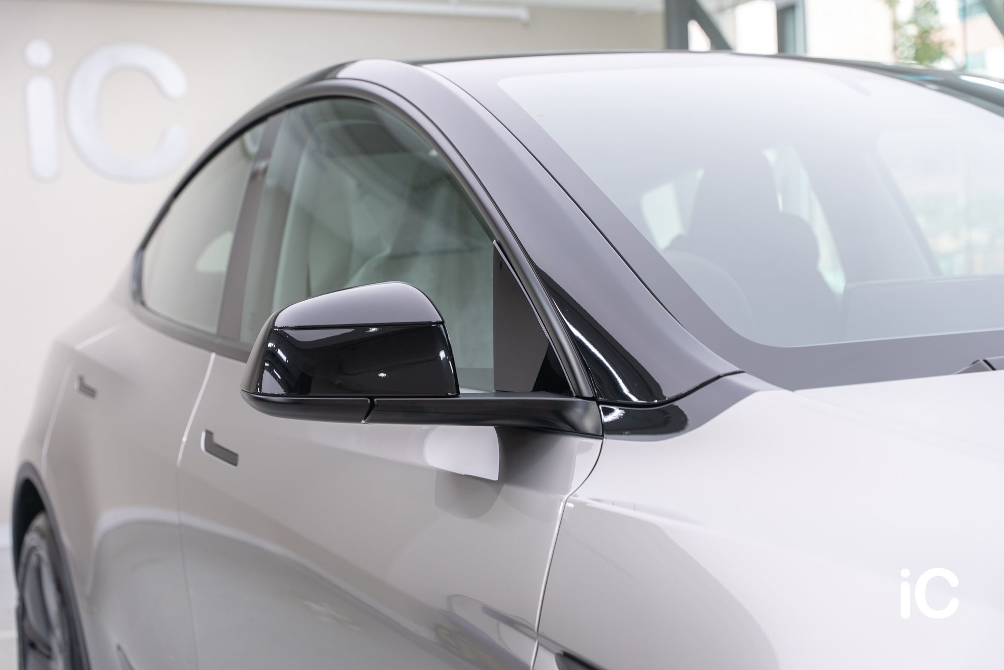 ic-detail-tesla-model-y-om-individual-colour-ppf-liquid-silver-37