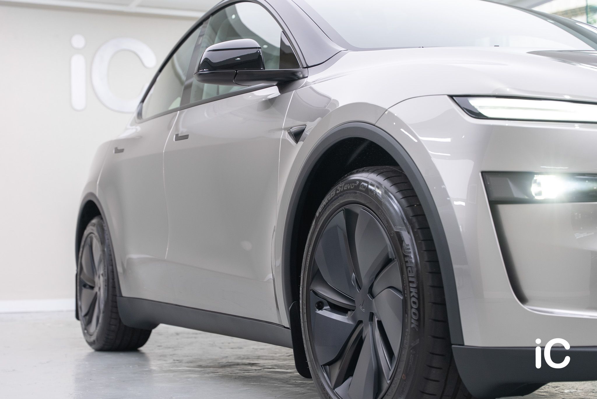ic-detail-tesla-model-y-om-individual-colour-ppf-liquid-silver-38