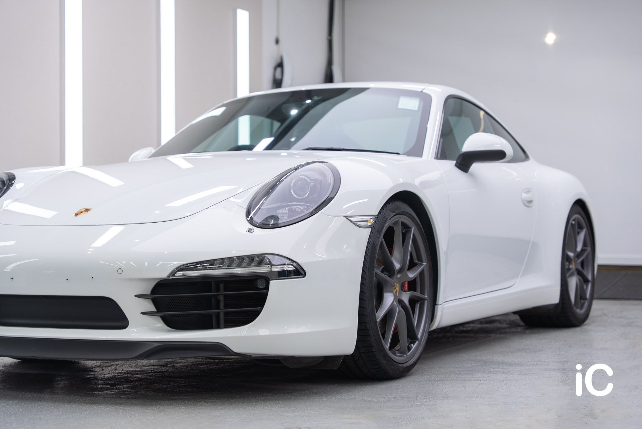 ic-detail-porsche-911-white-ulgo-black-infinity-13