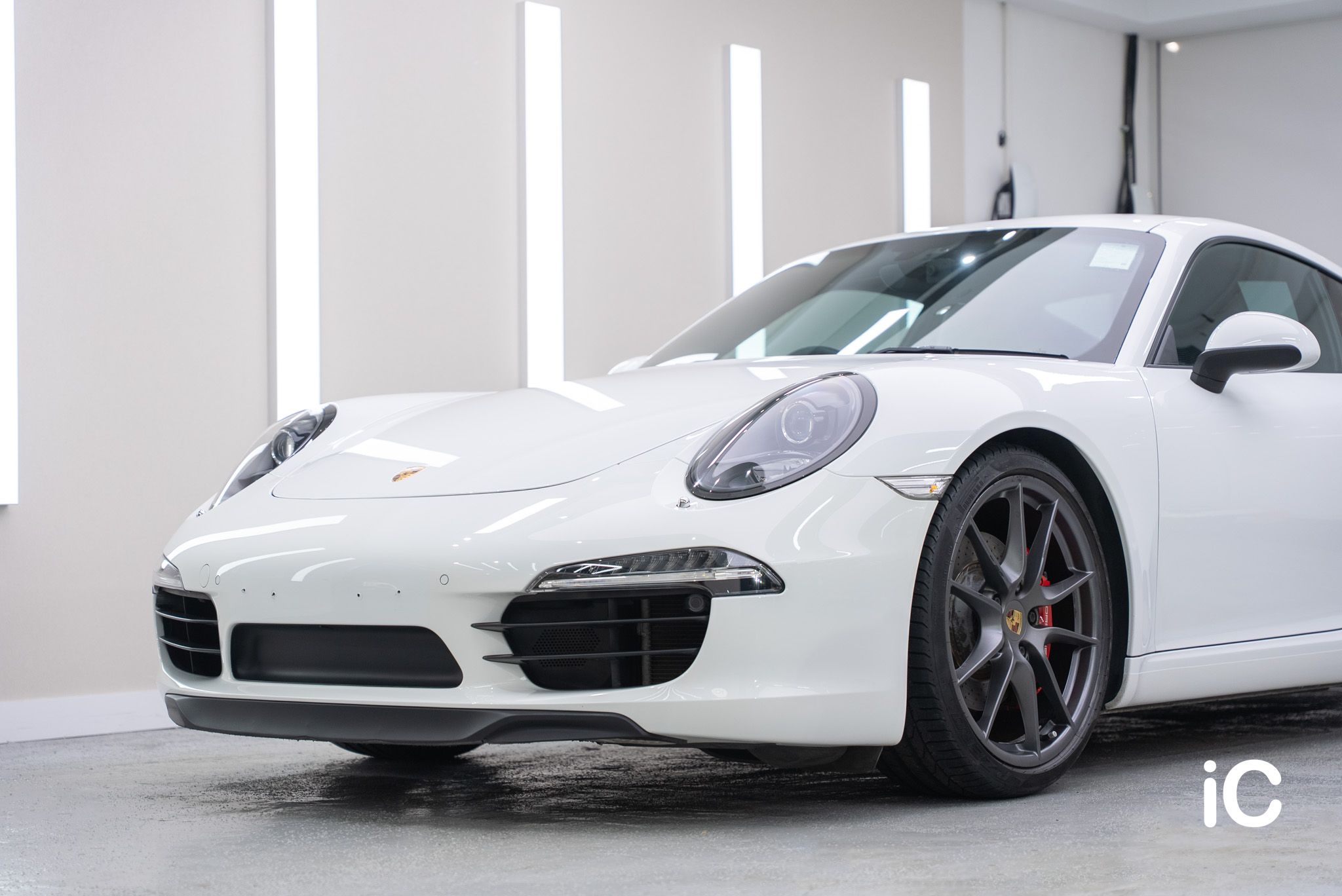 ic-detail-porsche-911-white-ulgo-black-infinity-20