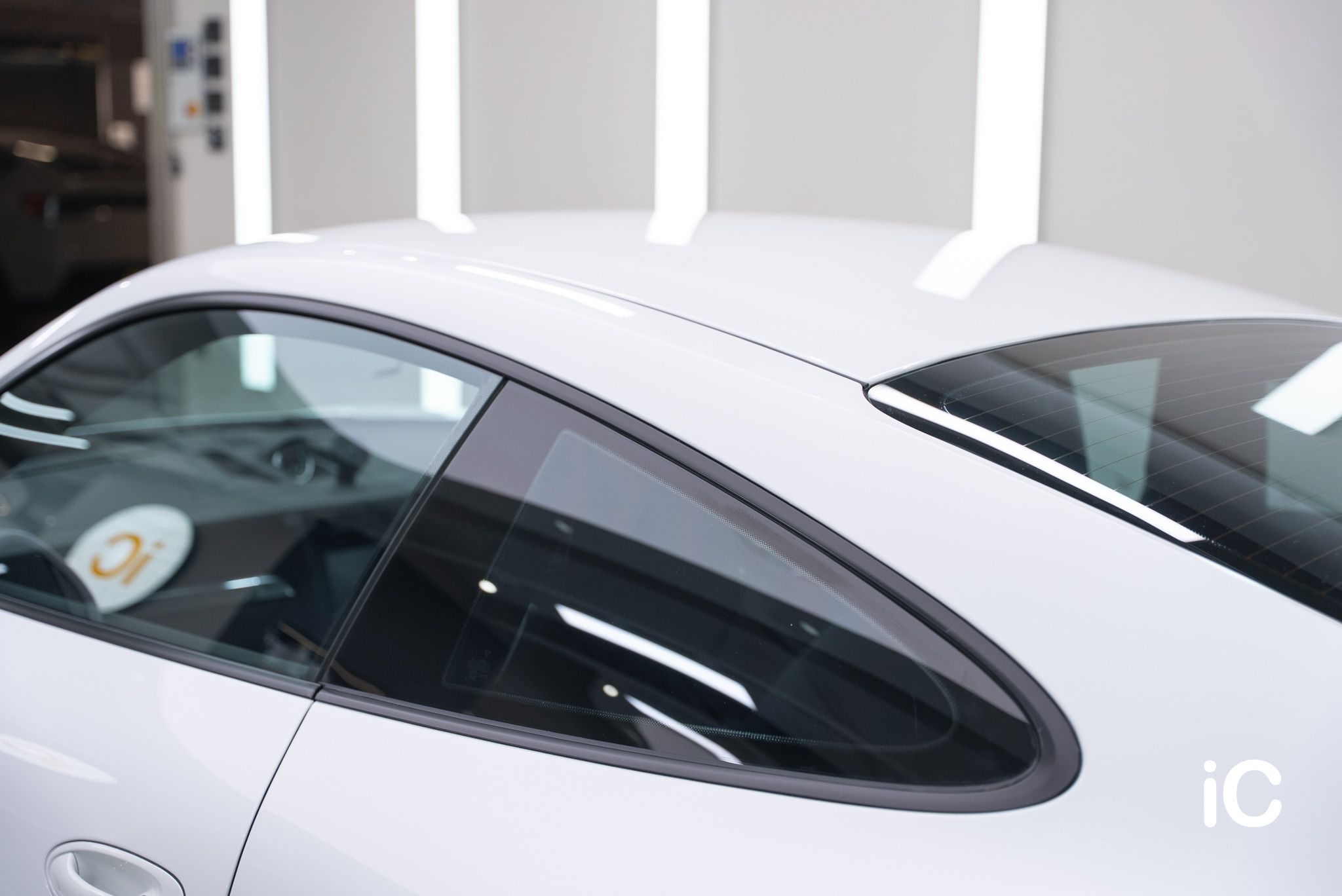 ic-detail-porsche-911-white-ulgo-black-infinity-22