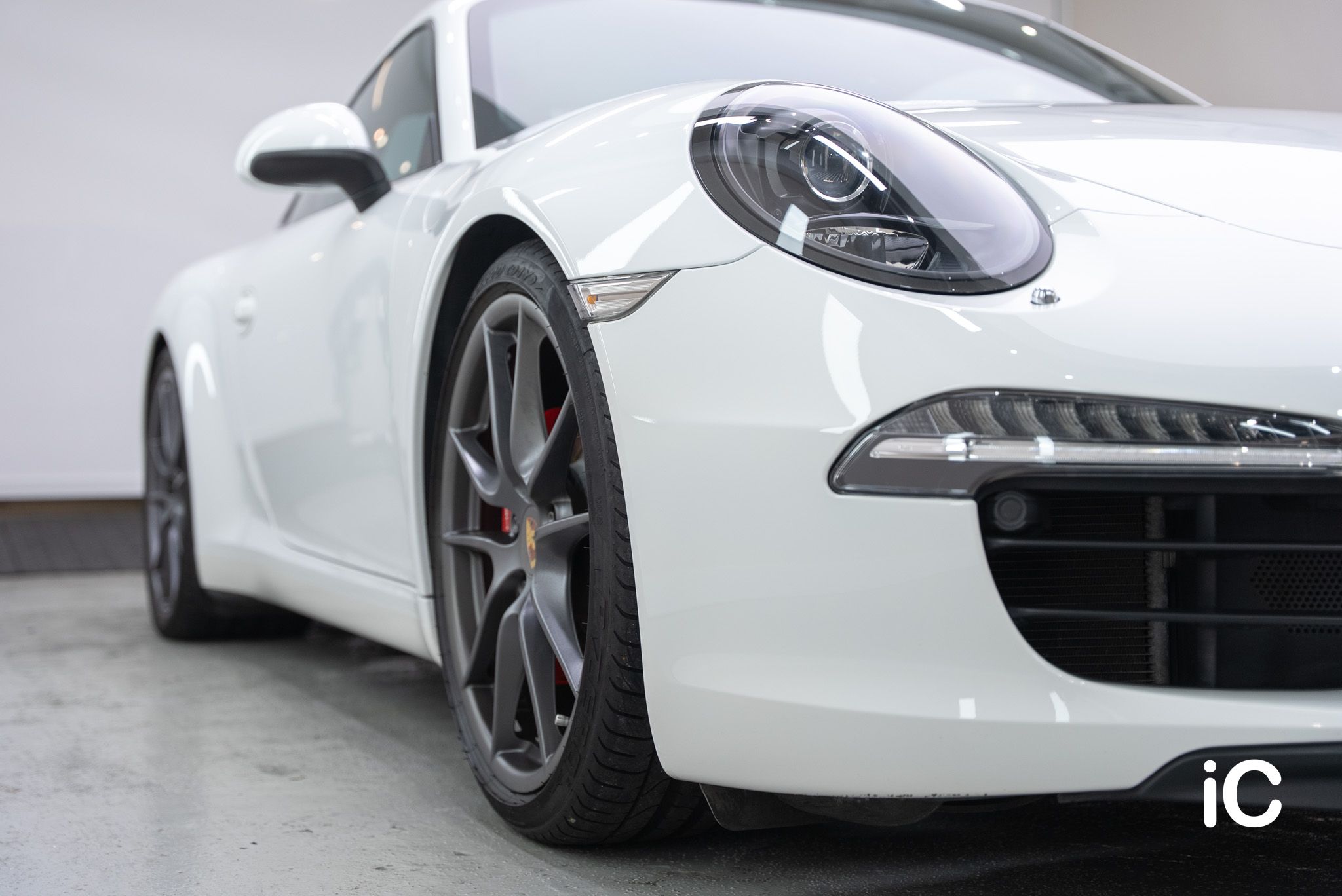 ic-detail-porsche-911-white-ulgo-black-infinity-23