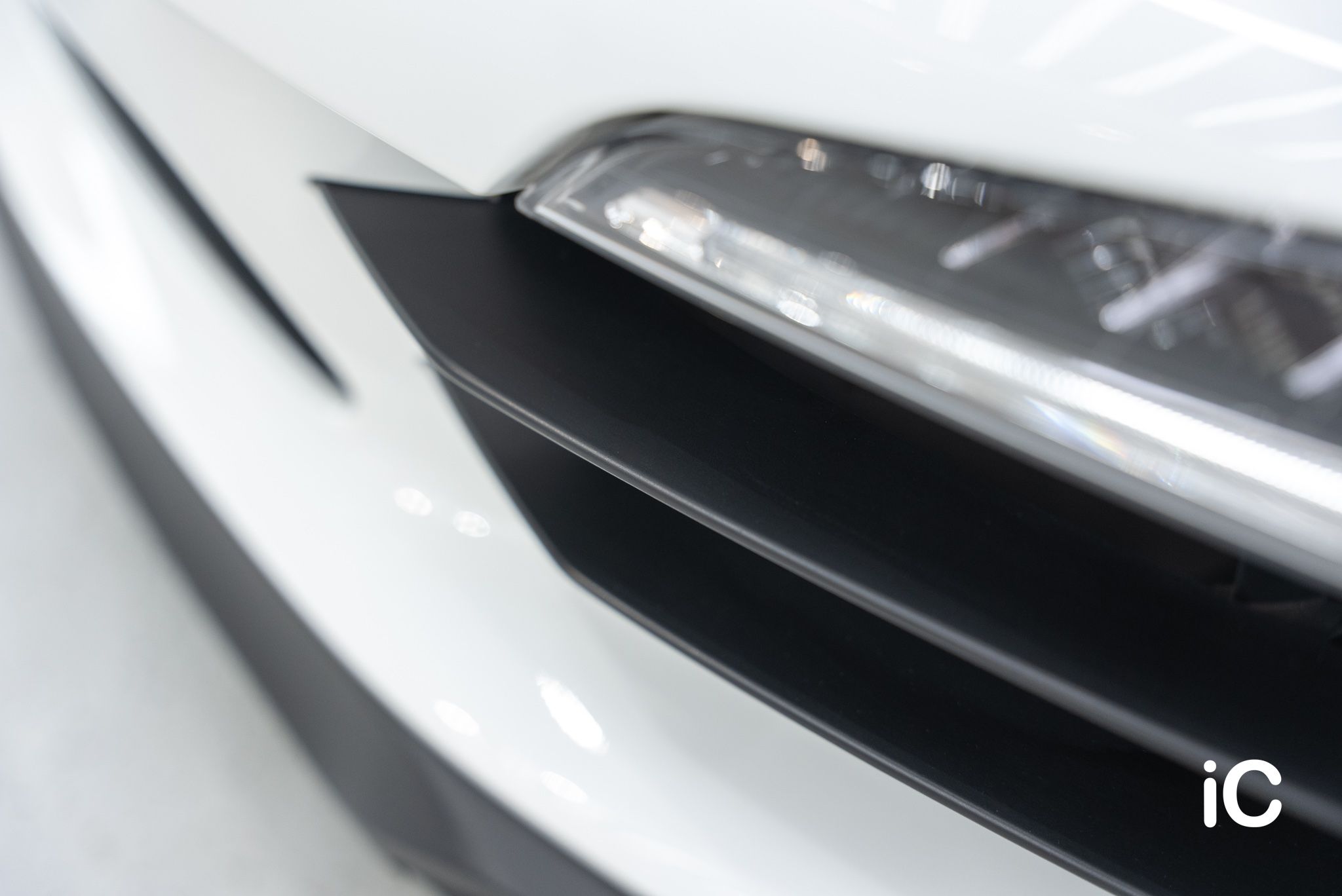 ic-detail-porsche-911-white-ulgo-black-infinity-25