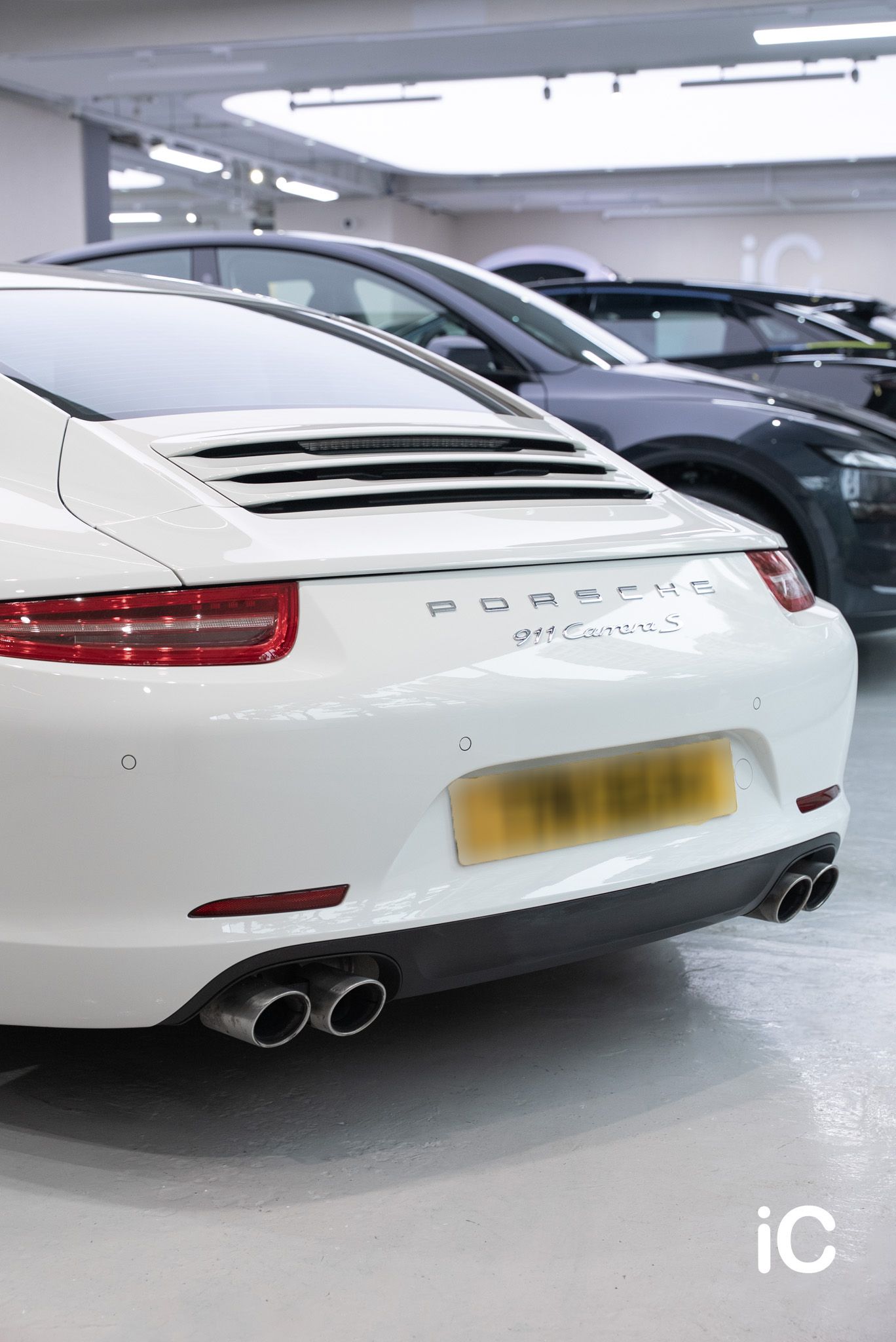 ic-detail-porsche-911-white-ulgo-black-infinity-30