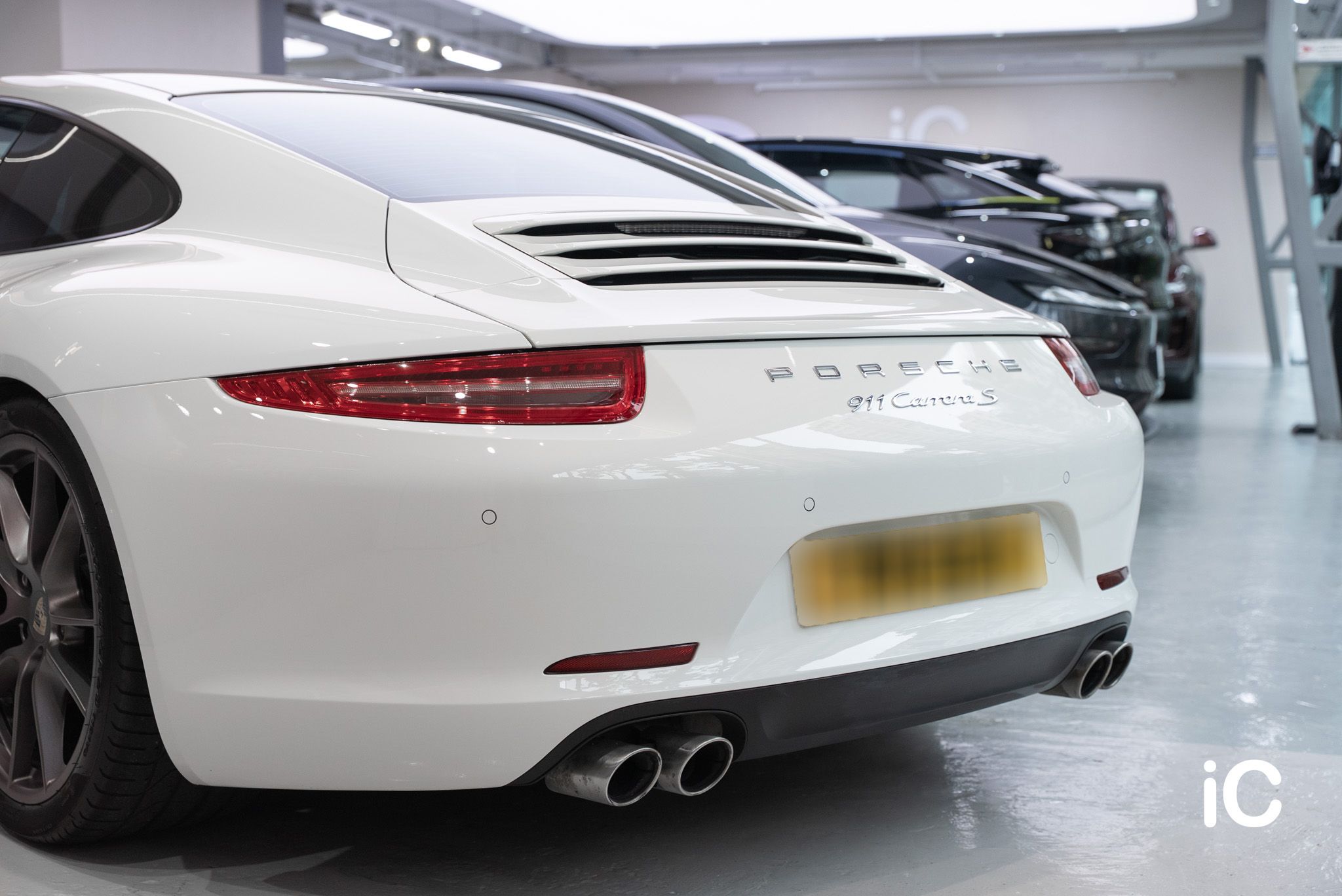 ic-detail-porsche-911-white-ulgo-black-infinity-31