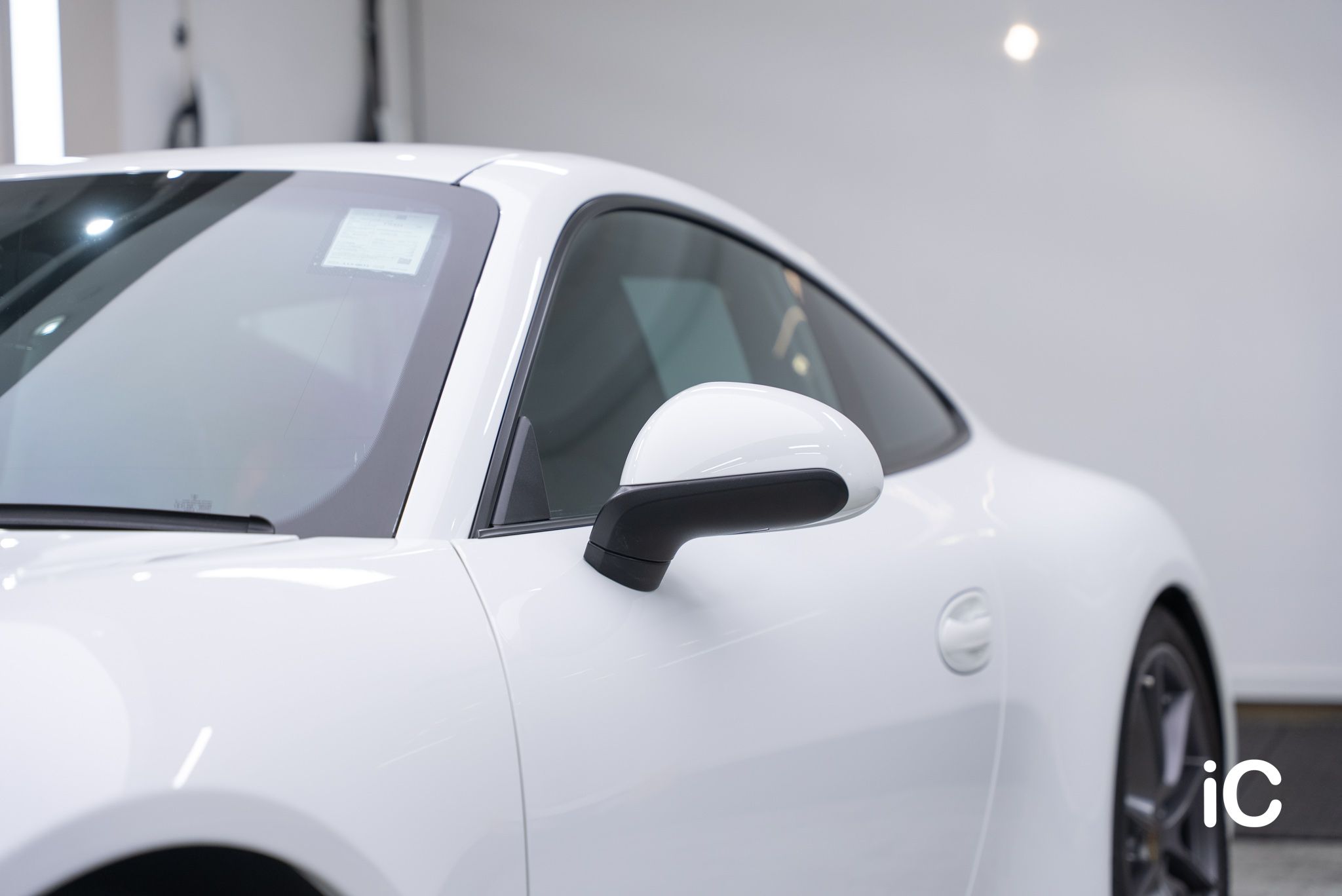 ic-detail-porsche-911-white-ulgo-black-infinity-6