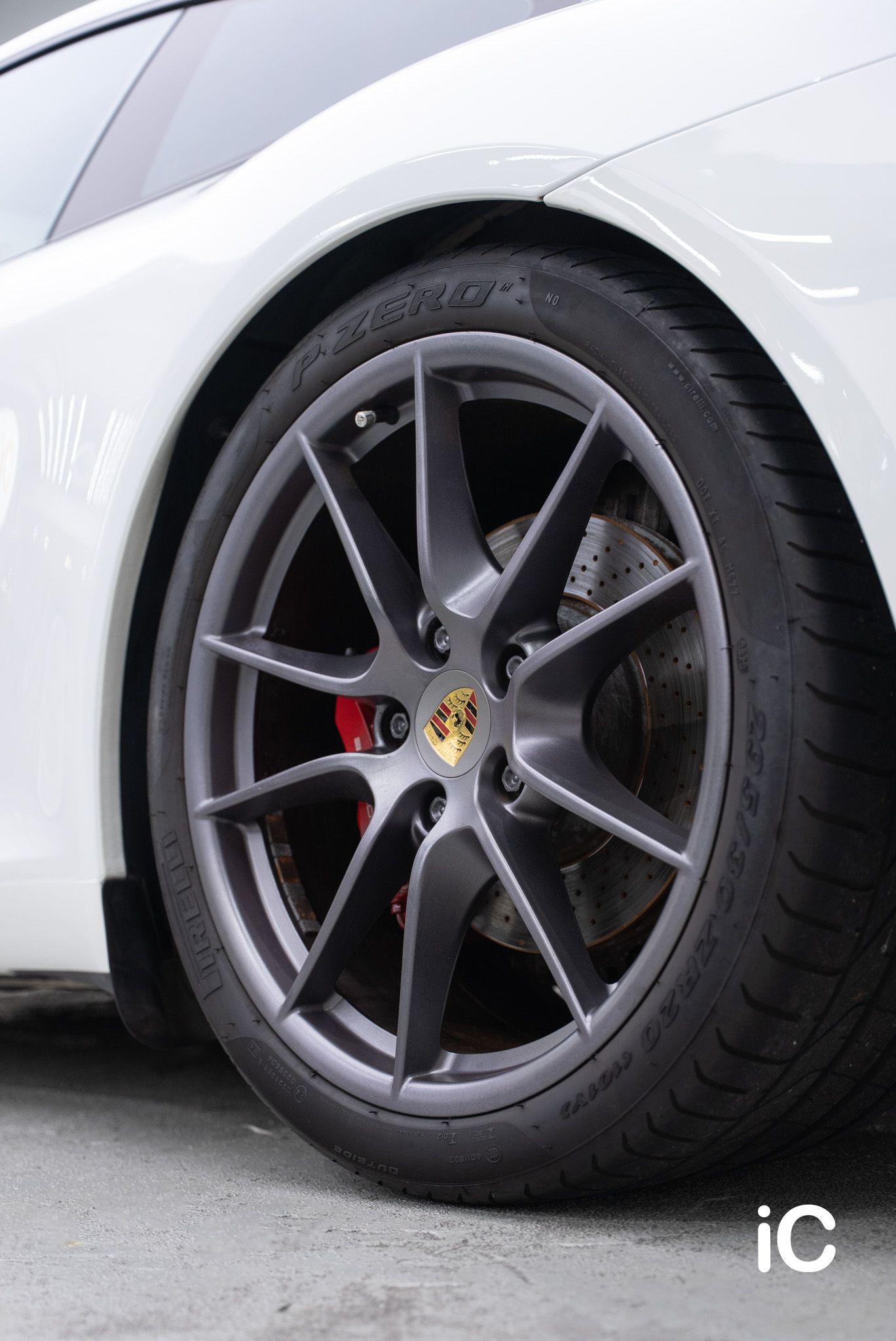 ic-detail-porsche-911-white-ulgo-black-infinity-7