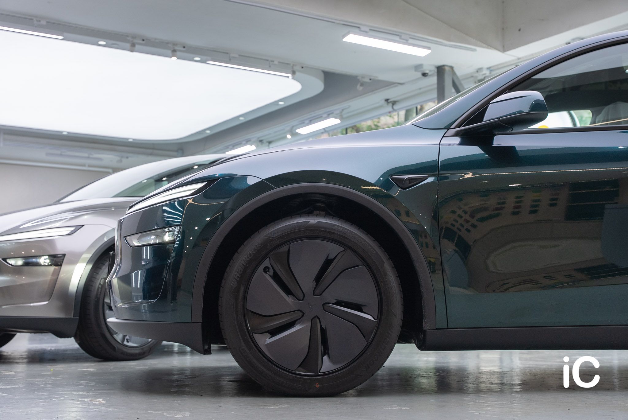 ic-detail-tesla-model-y-om-individual-colour-ppf-ridge-mountain-green-metallic-1