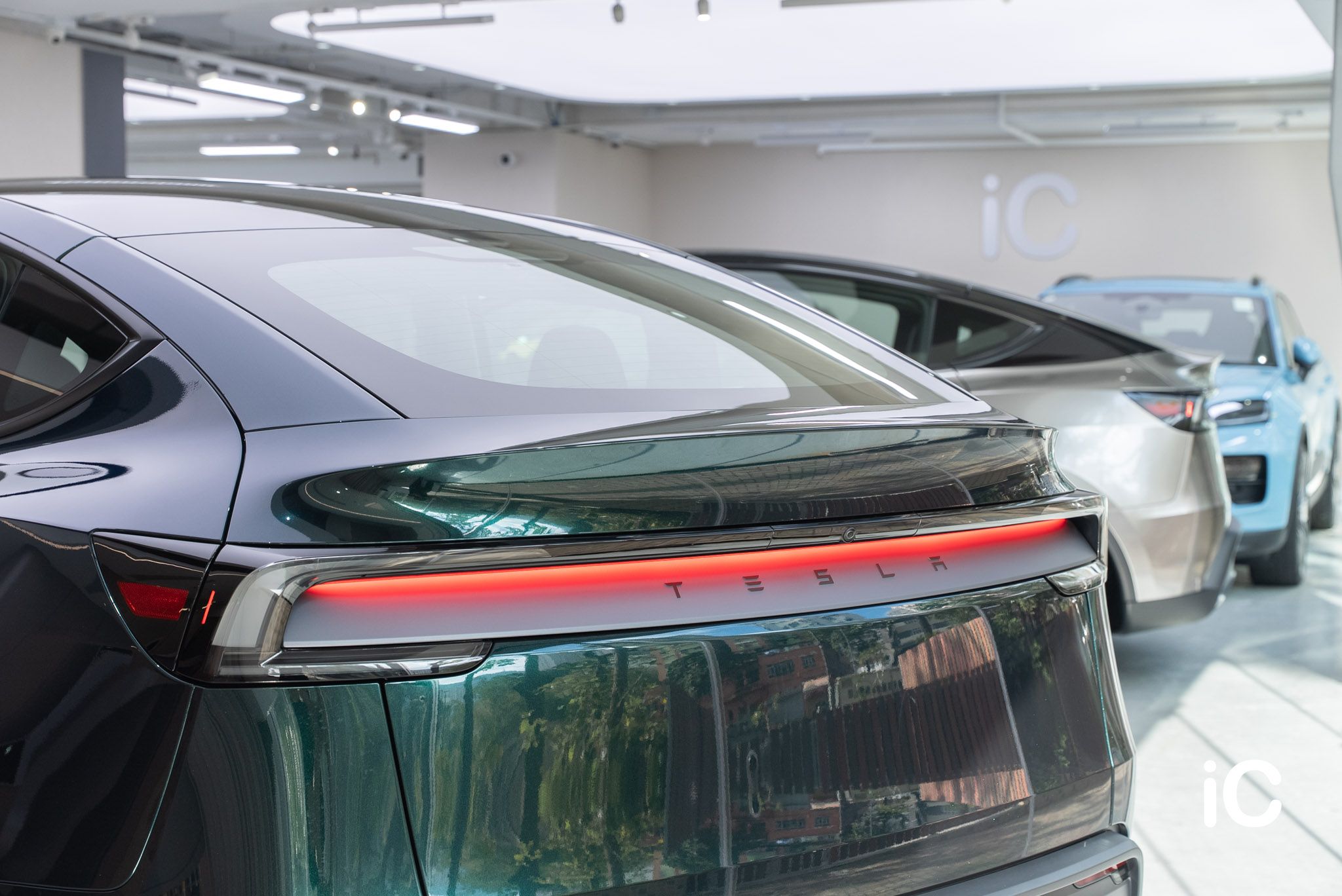 ic-detail-tesla-model-y-om-individual-colour-ppf-ridge-mountain-green-metallic-12