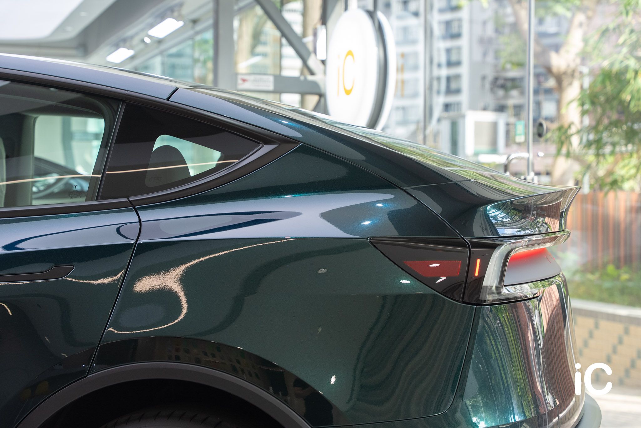 ic-detail-tesla-model-y-om-individual-colour-ppf-ridge-mountain-green-metallic-13