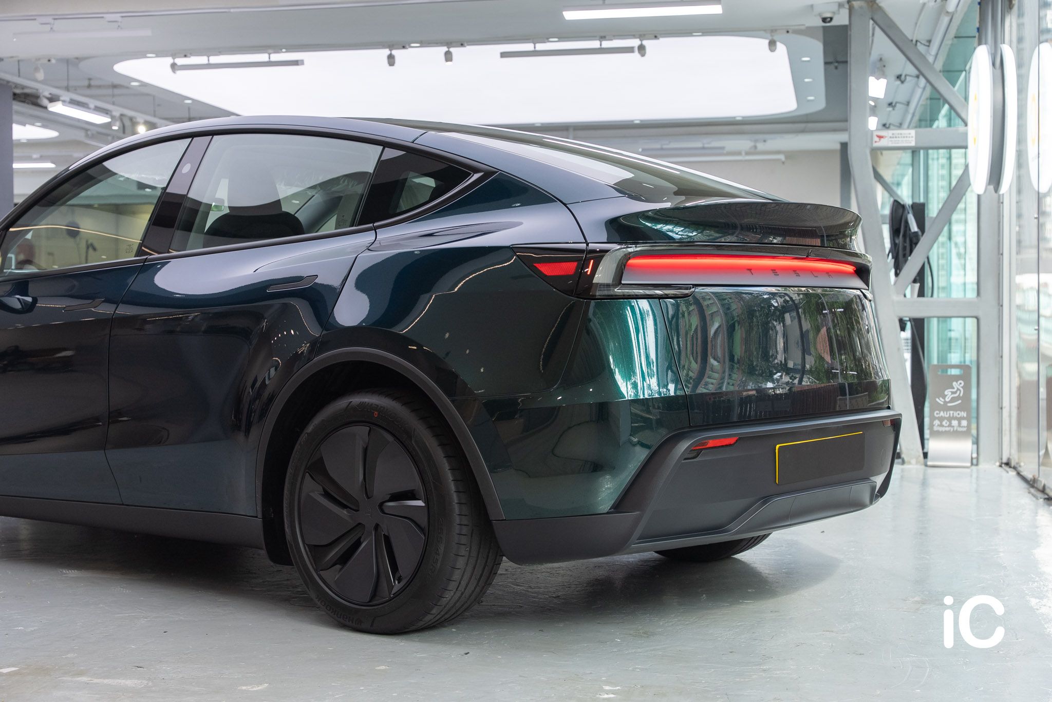 ic-detail-tesla-model-y-om-individual-colour-ppf-ridge-mountain-green-metallic-17