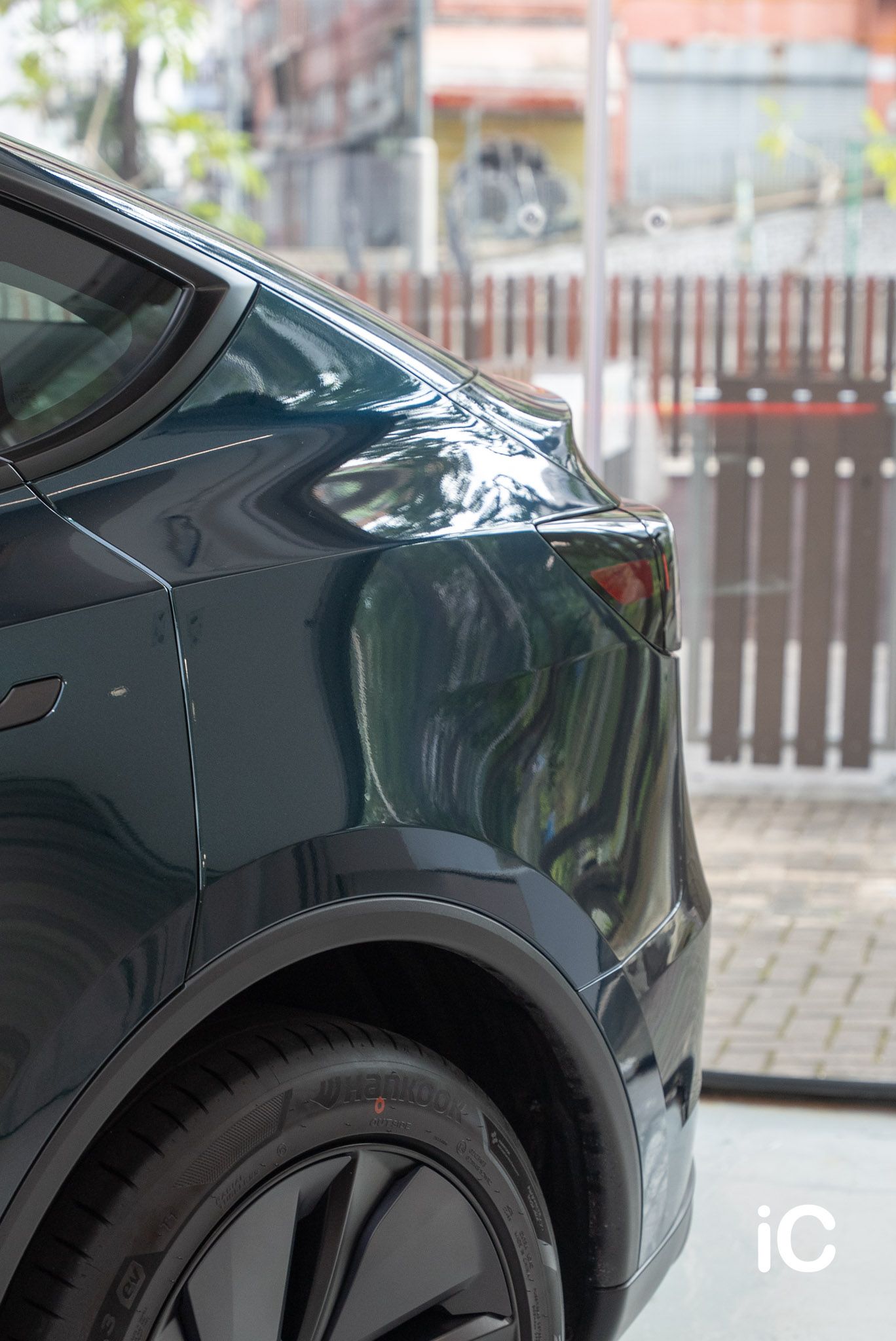 ic-detail-tesla-model-y-om-individual-colour-ppf-ridge-mountain-green-metallic-2