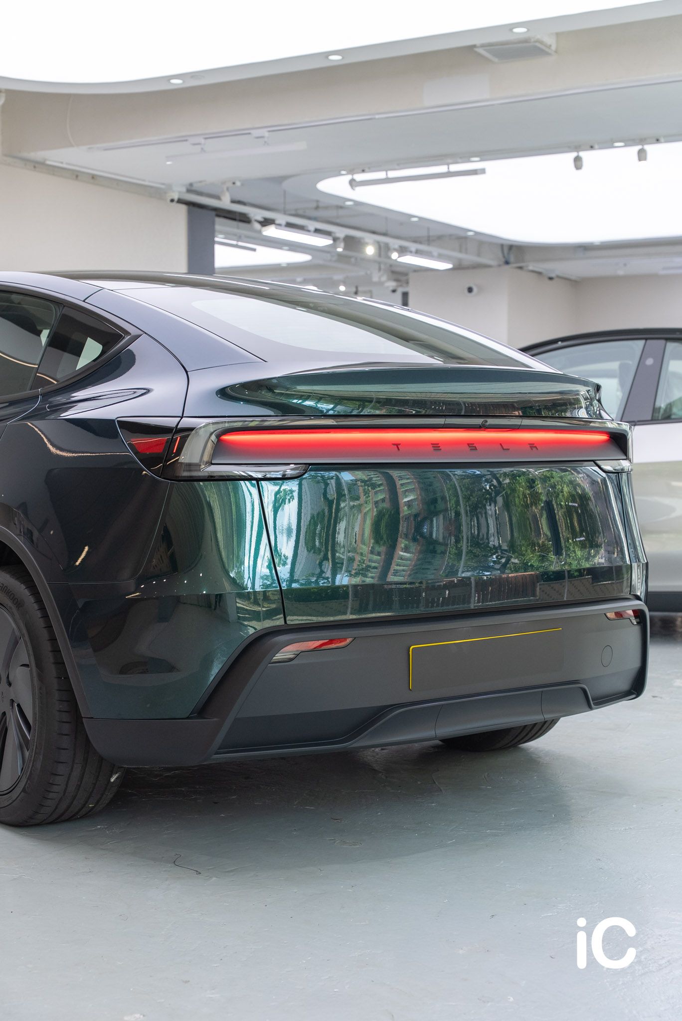ic-detail-tesla-model-y-om-individual-colour-ppf-ridge-mountain-green-metallic-32