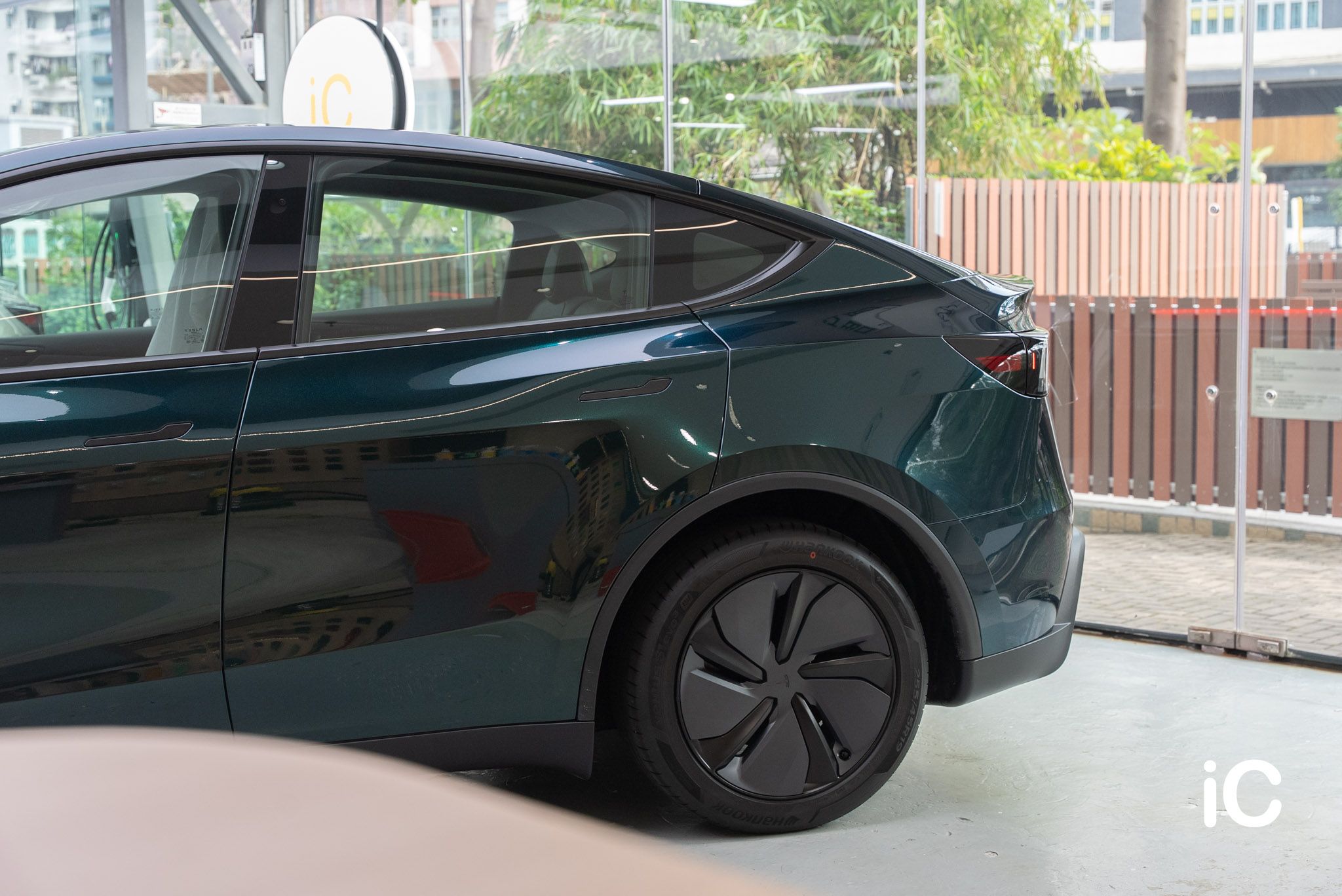 ic-detail-tesla-model-y-om-individual-colour-ppf-ridge-mountain-green-metallic-33