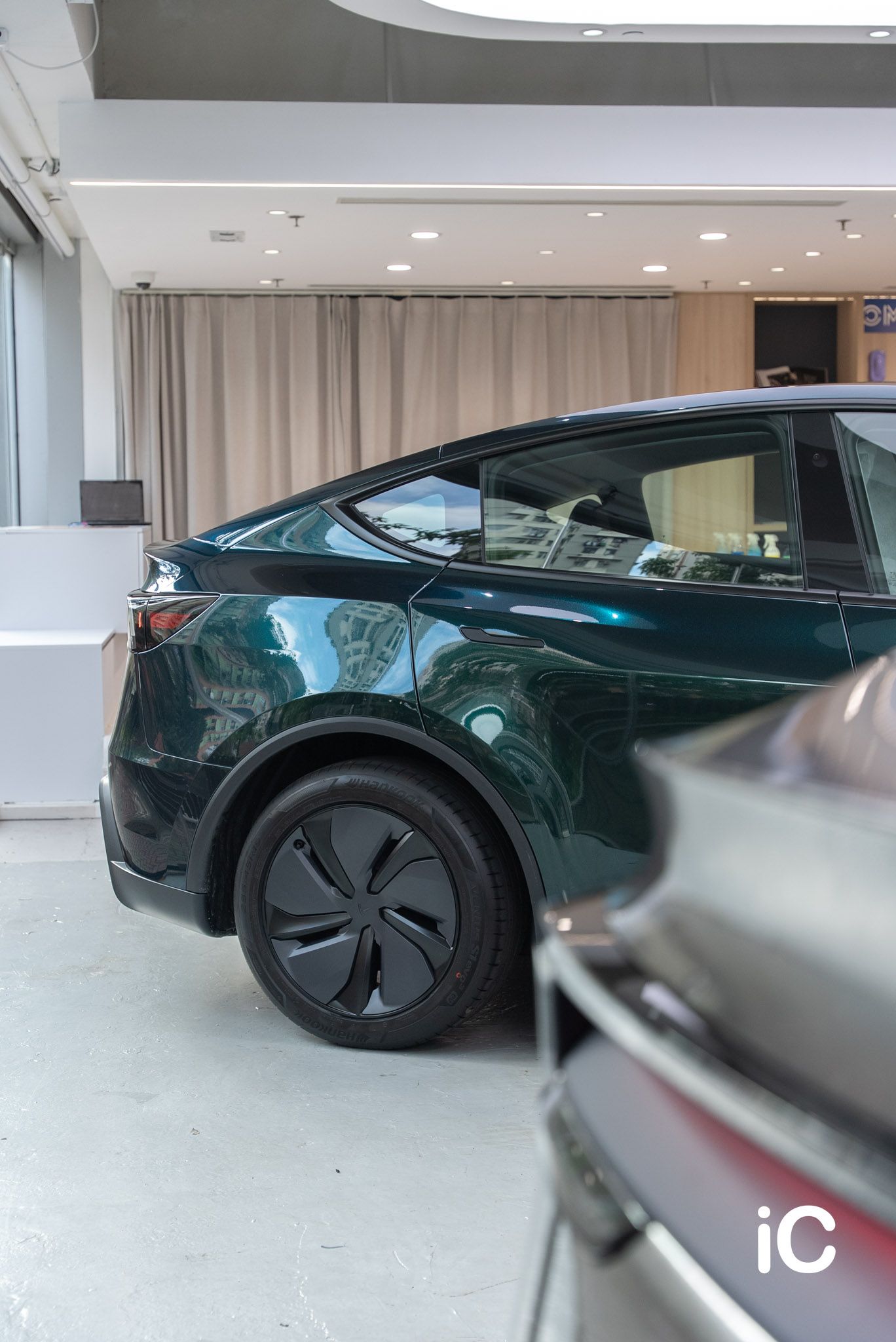 ic-detail-tesla-model-y-om-individual-colour-ppf-ridge-mountain-green-metallic-6