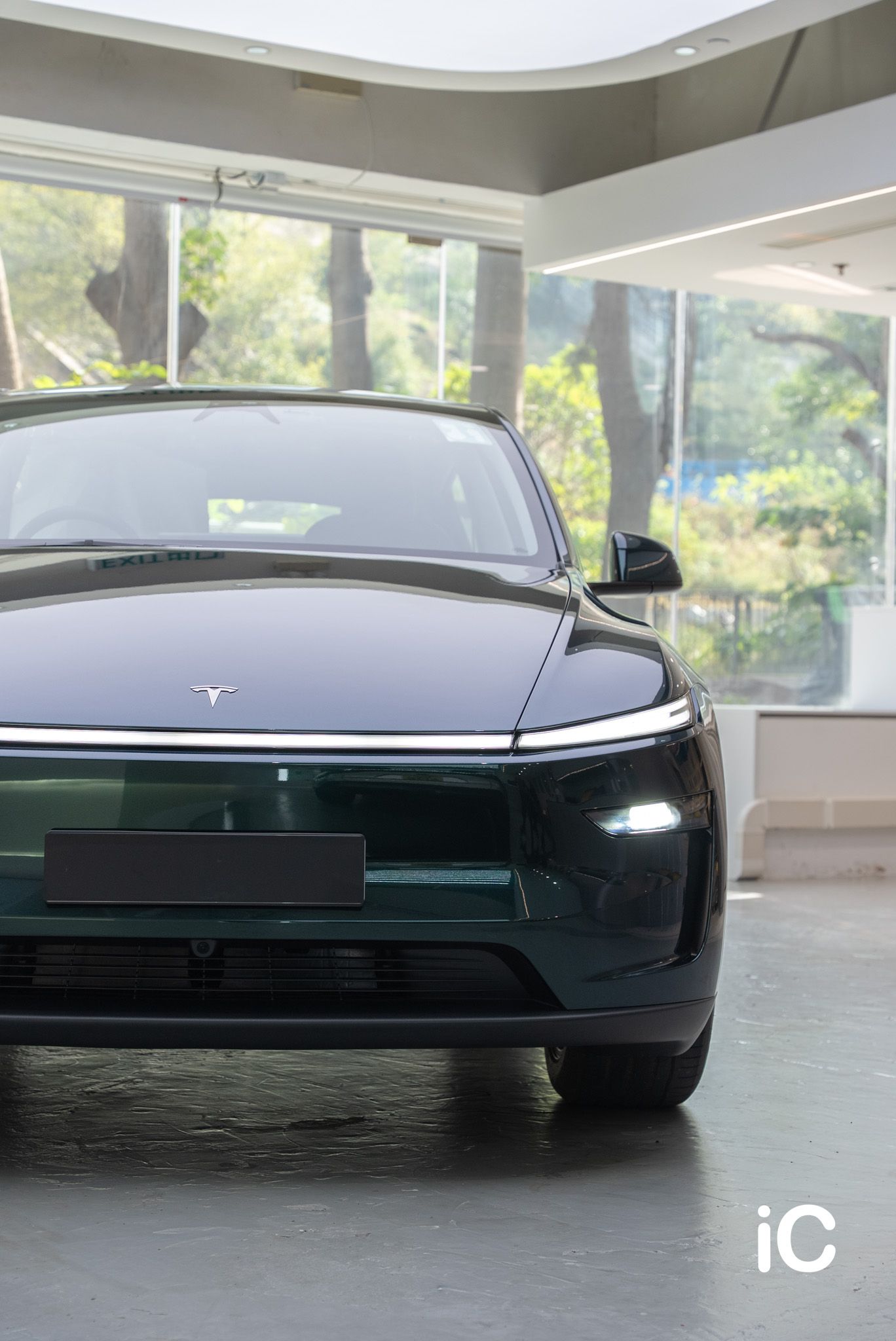 ic-detail-tesla-model-y-om-individual-colour-ppf-ridge-mountain-green-metallic-8