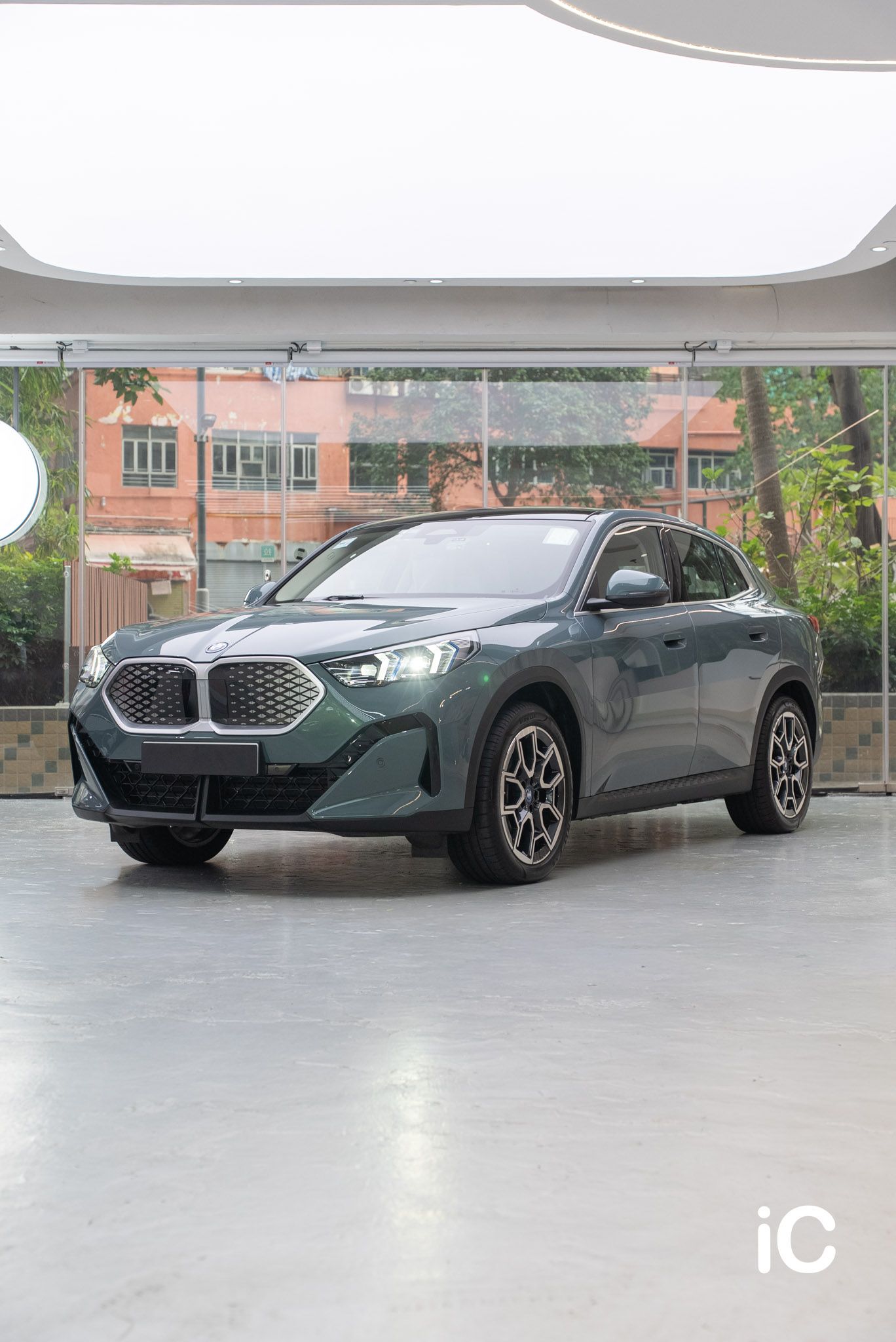 ic-detail-bmw-ix-2-cape-york-green-gyeon-ppf-1