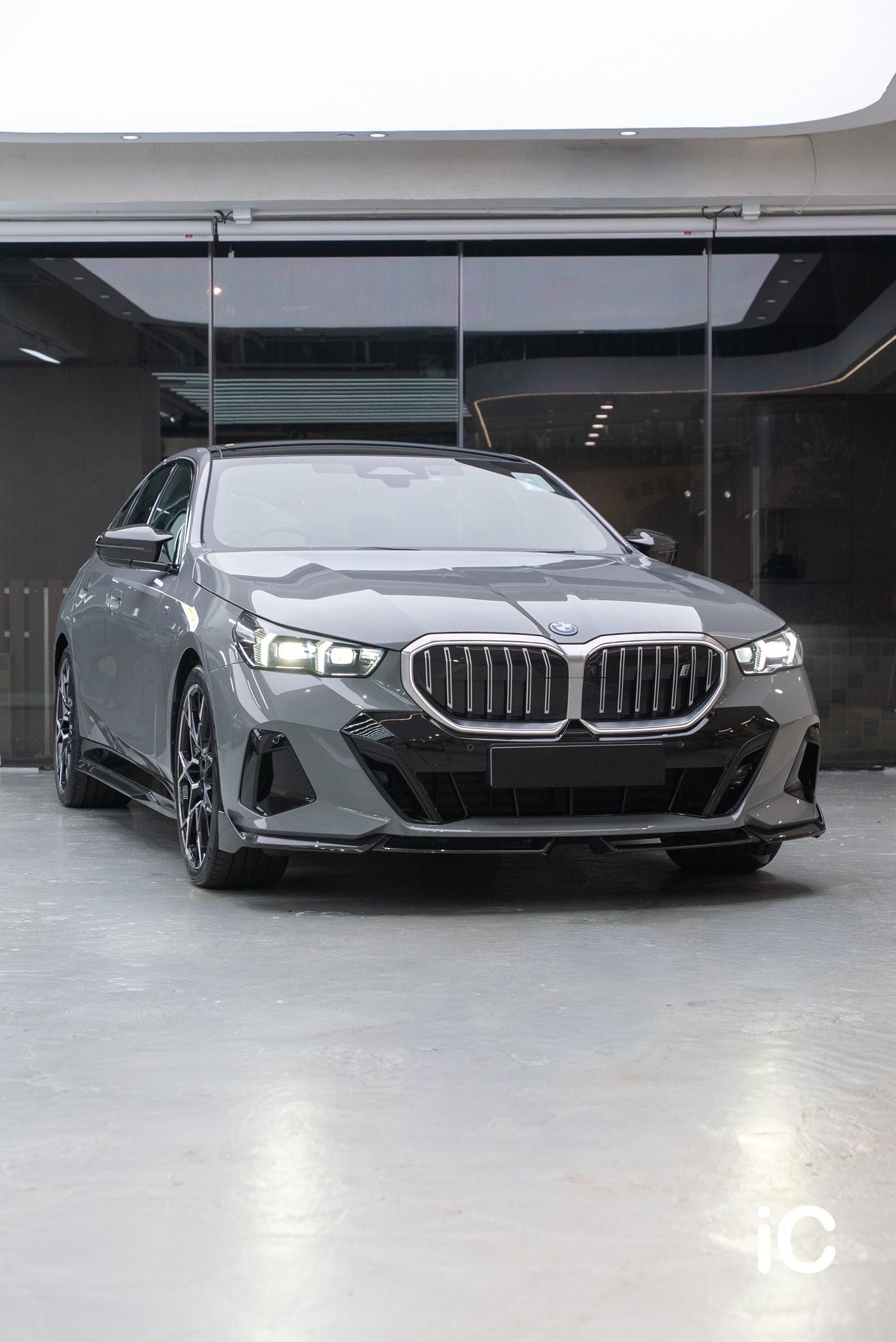 ic-detail-bmw-ix-om-individual-colour-ppf-strom-grey-1
