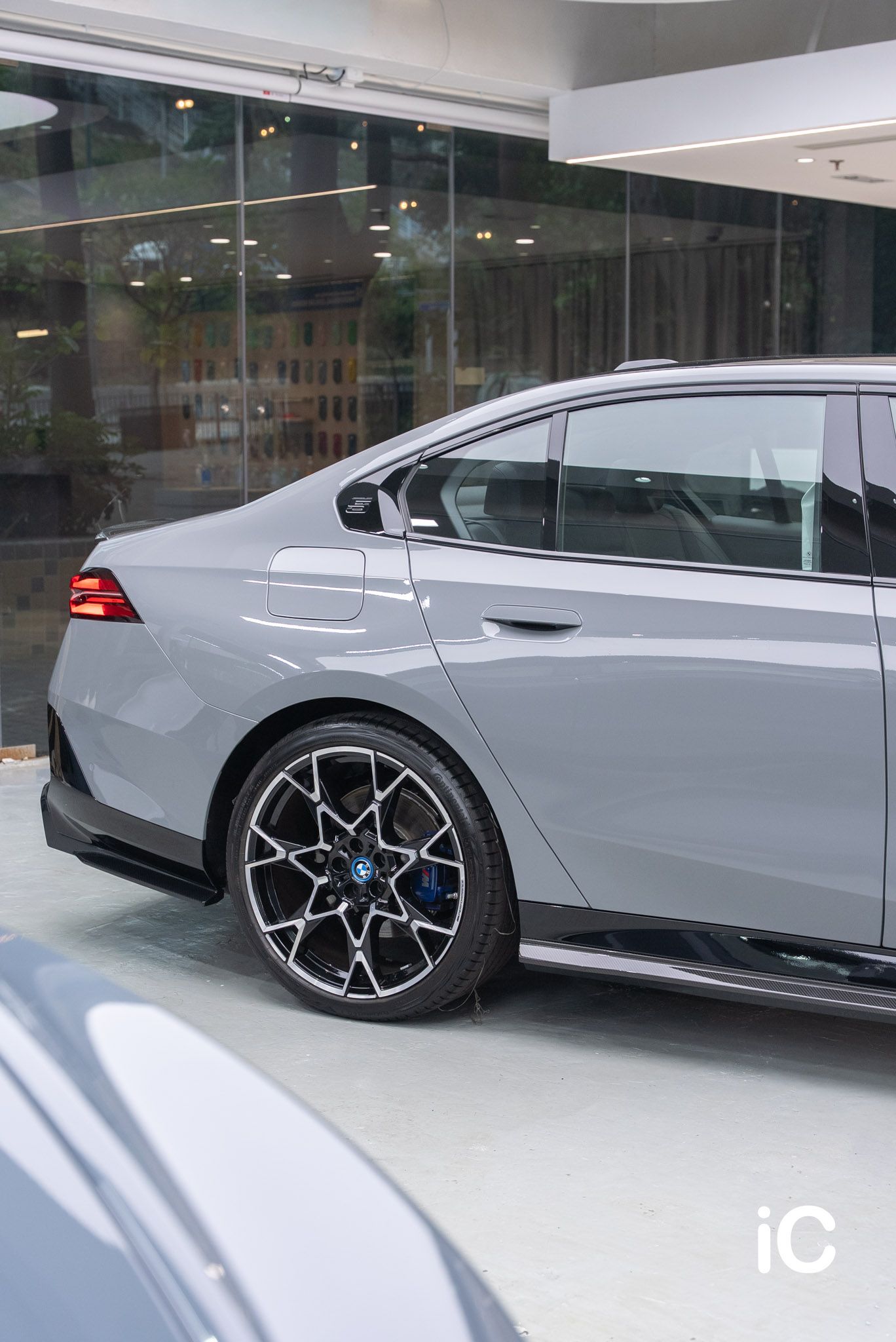 ic-detail-bmw-ix-om-individual-colour-ppf-strom-grey-12