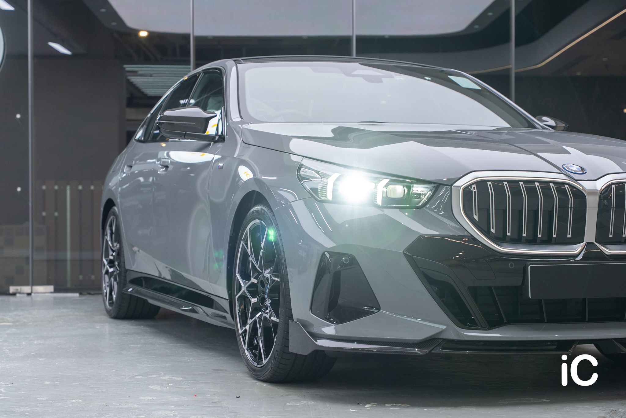 ic-detail-bmw-ix-om-individual-colour-ppf-strom-grey-2