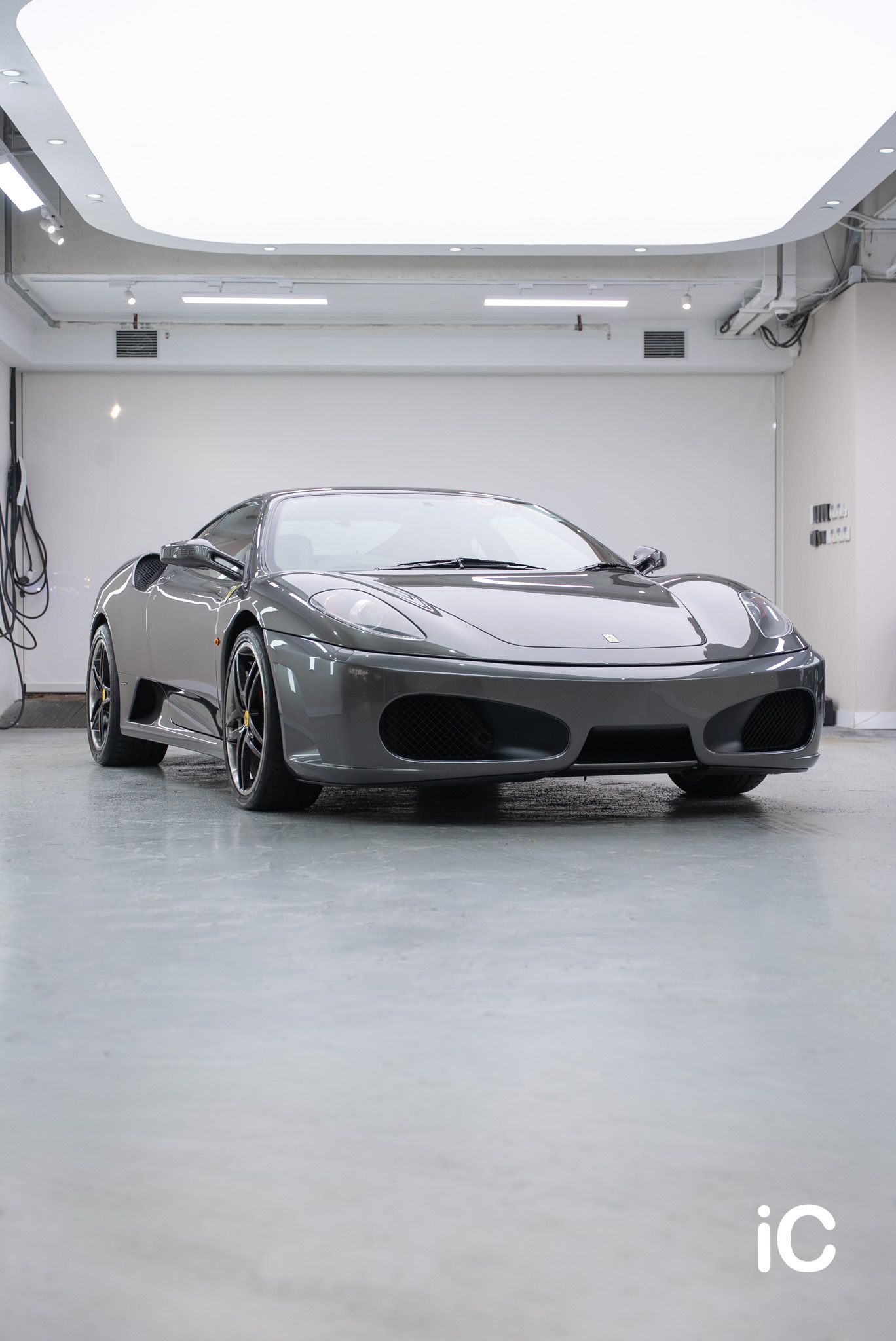 ic-detail-ferrari-f430-grey-ulgo-black-infinity-1