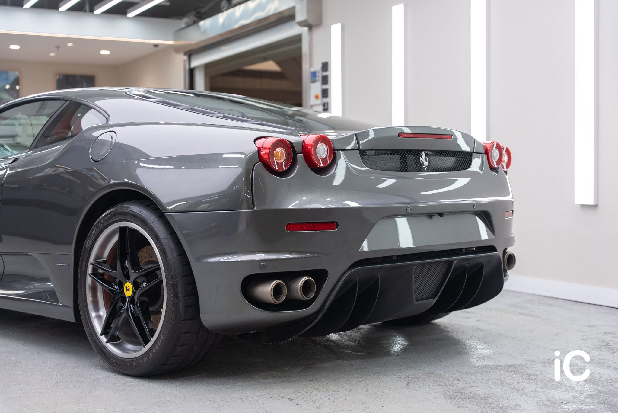 ic-detail-ferrari-f430-grey-ulgo-black-infinity-17