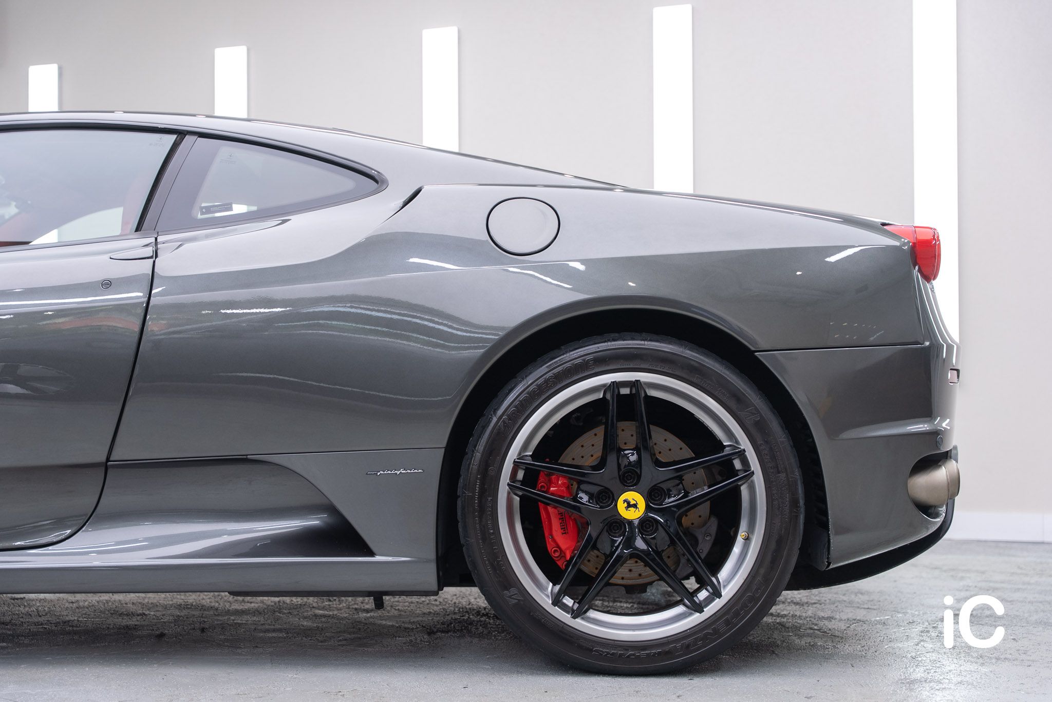 ic-detail-ferrari-f430-grey-ulgo-black-infinity-3
