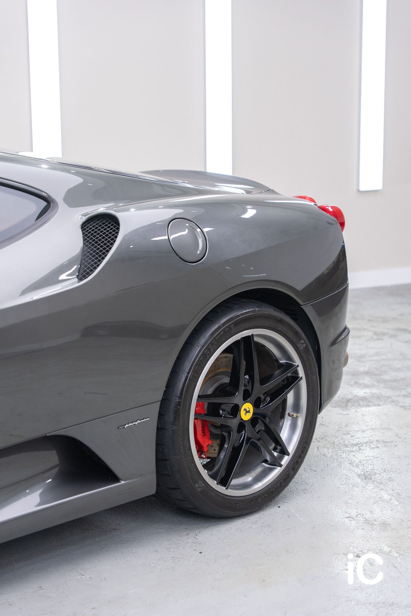 ic-detail-ferrari-f430-grey-ulgo-black-infinity-9