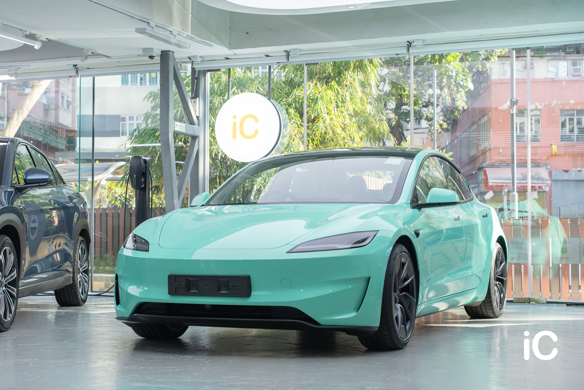 ic-detail-tesla-model-3-om-individual-colour-ppf-mint-green-1-2