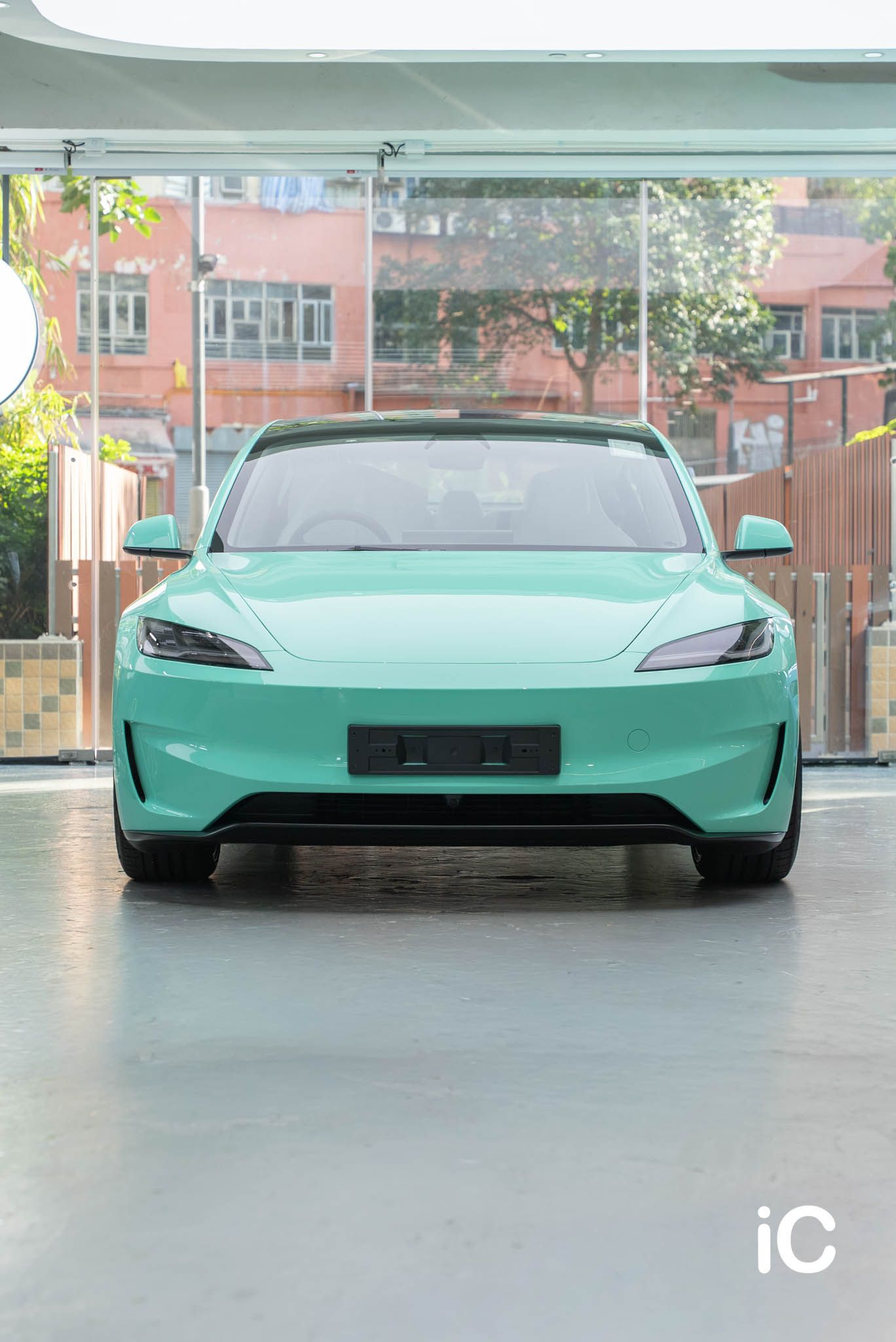 ic-detail-tesla-model-3-om-individual-colour-ppf-mint-green-2