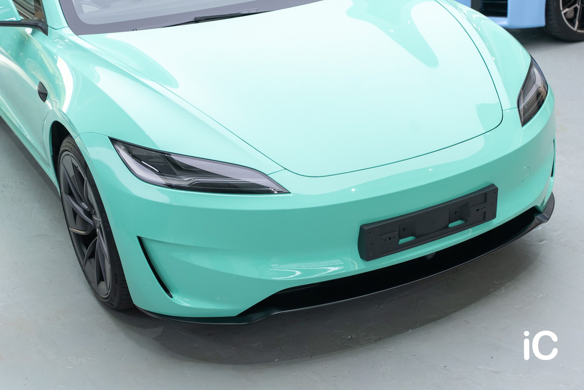 ic-detail-tesla-model-3-om-individual-colour-ppf-mint-green-9