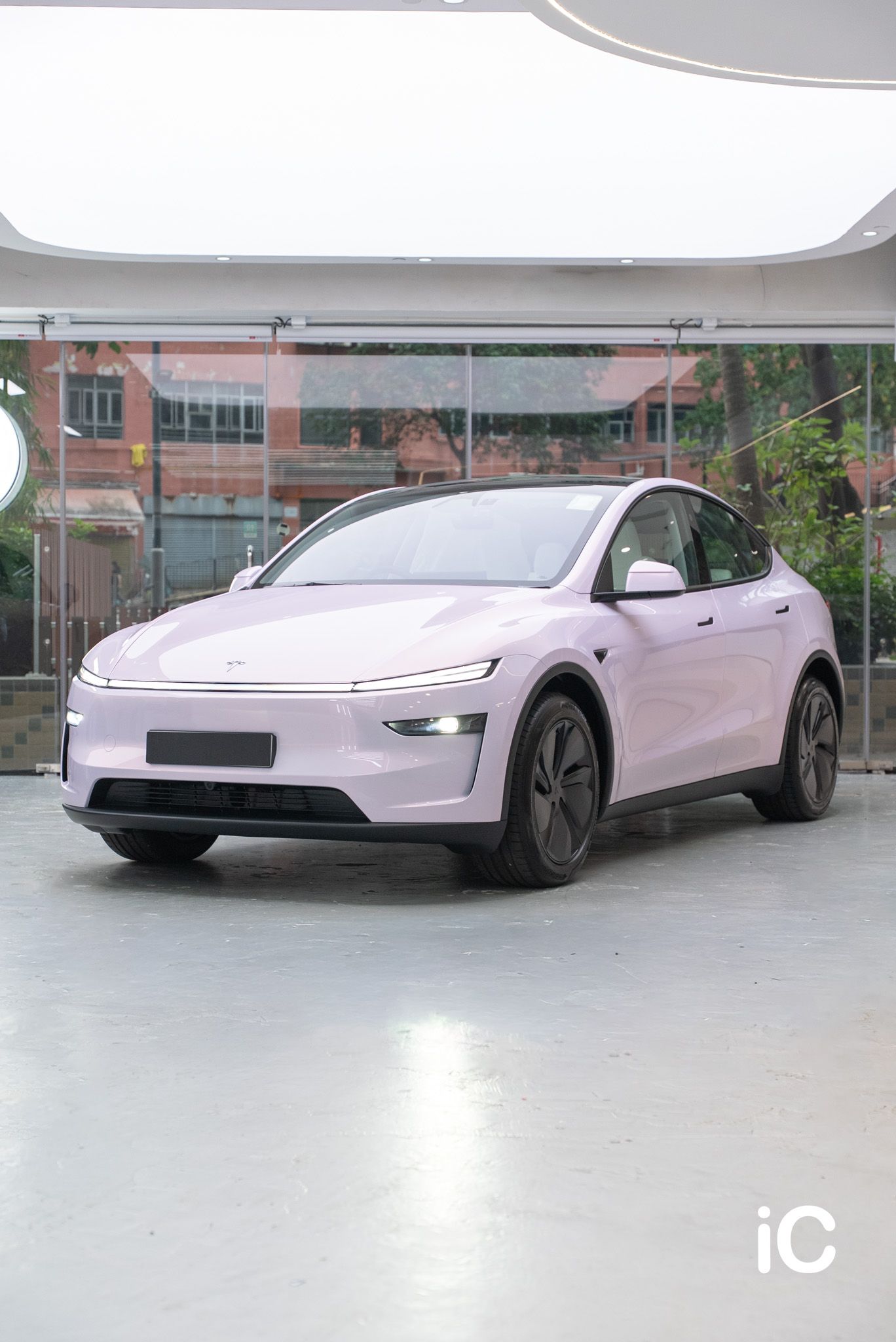 ic-detail-tesla-model-y-om-individual-colour-ppf-dynamic-pink-2-1