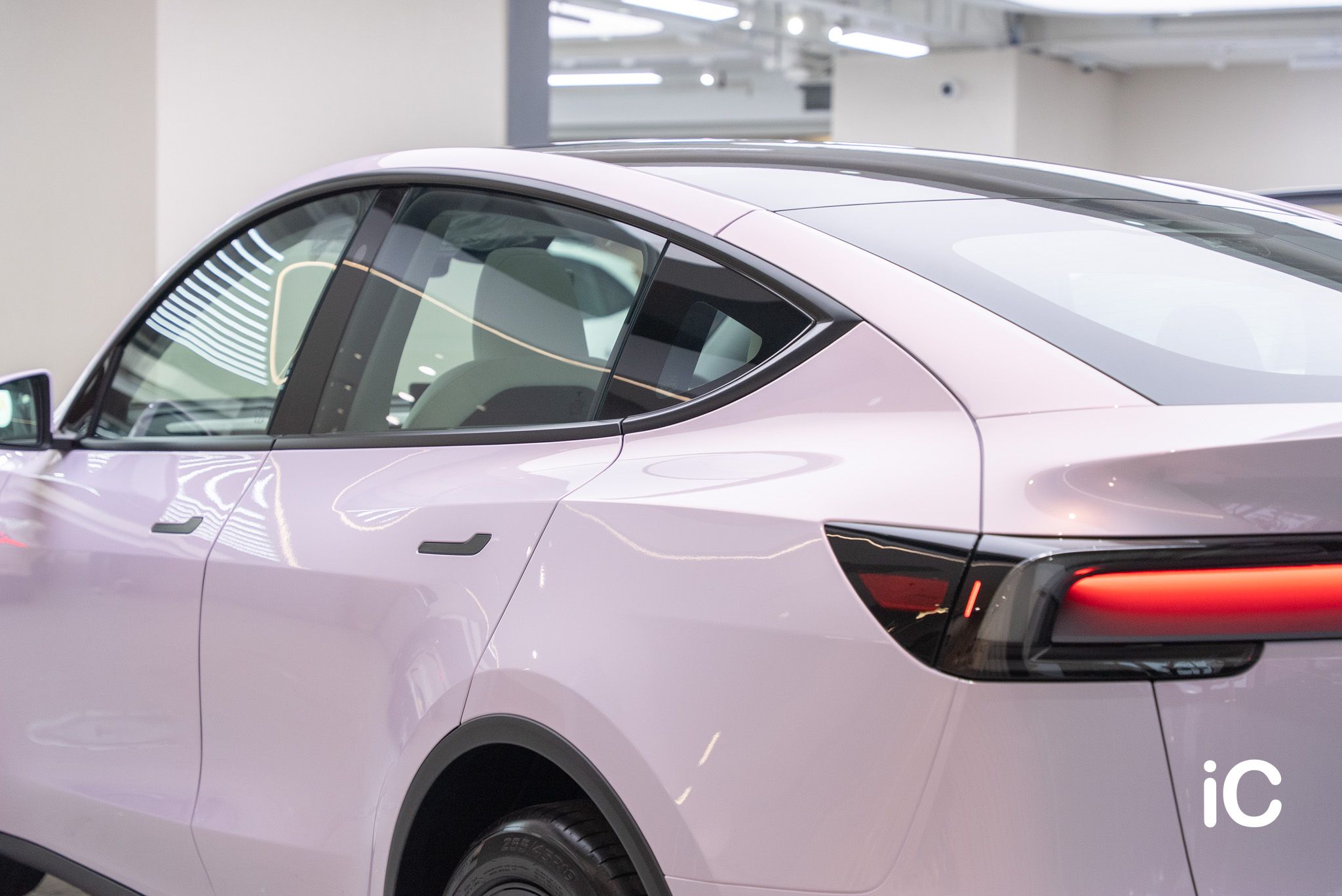 ic-detail-tesla-model-y-om-individual-colour-ppf-dynamic-pink-2-10