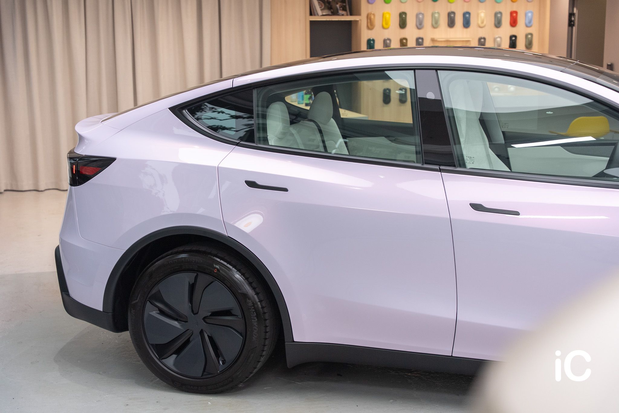 ic-detail-tesla-model-y-om-individual-colour-ppf-dynamic-pink-2-15