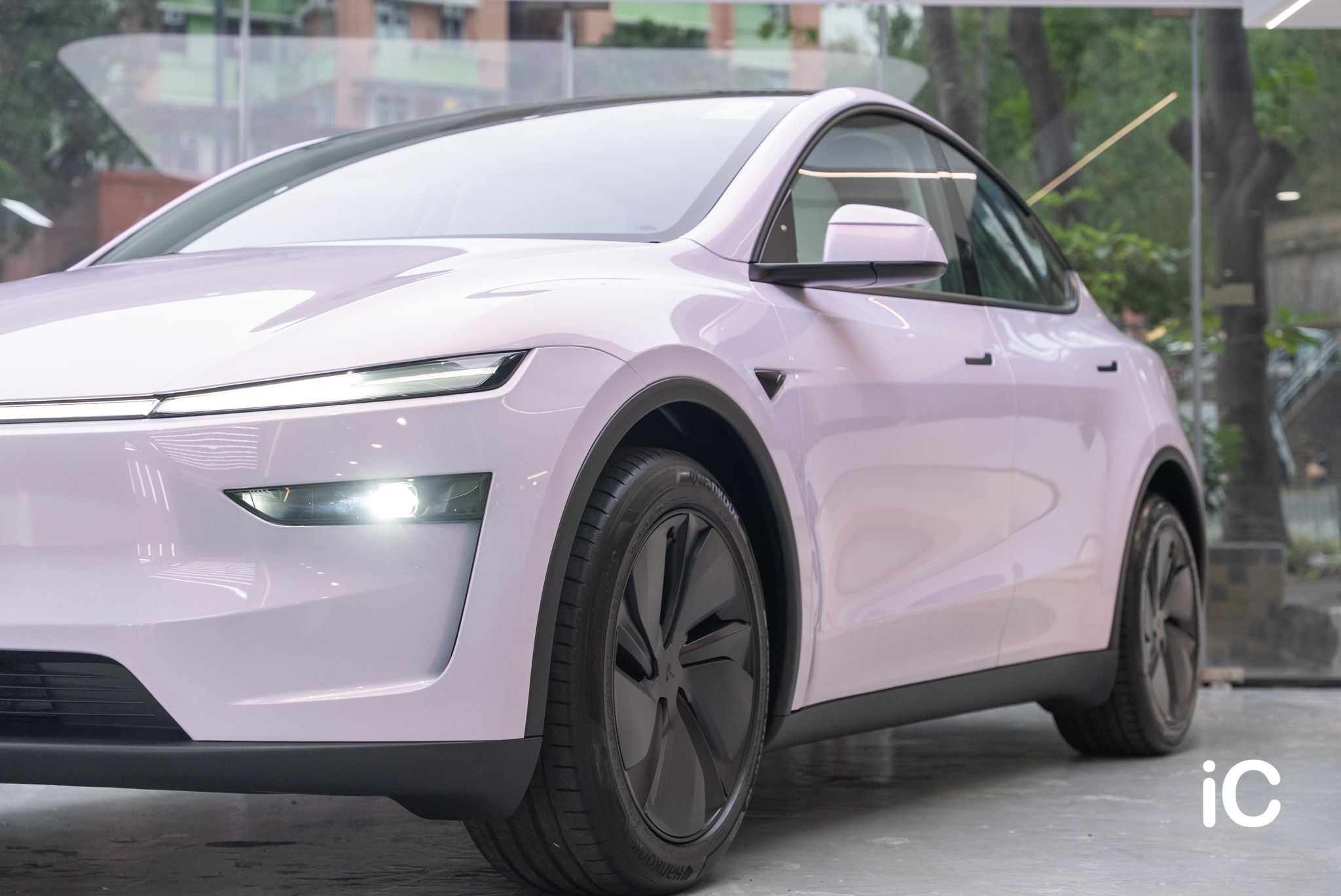ic-detail-tesla-model-y-om-individual-colour-ppf-dynamic-pink-2-17
