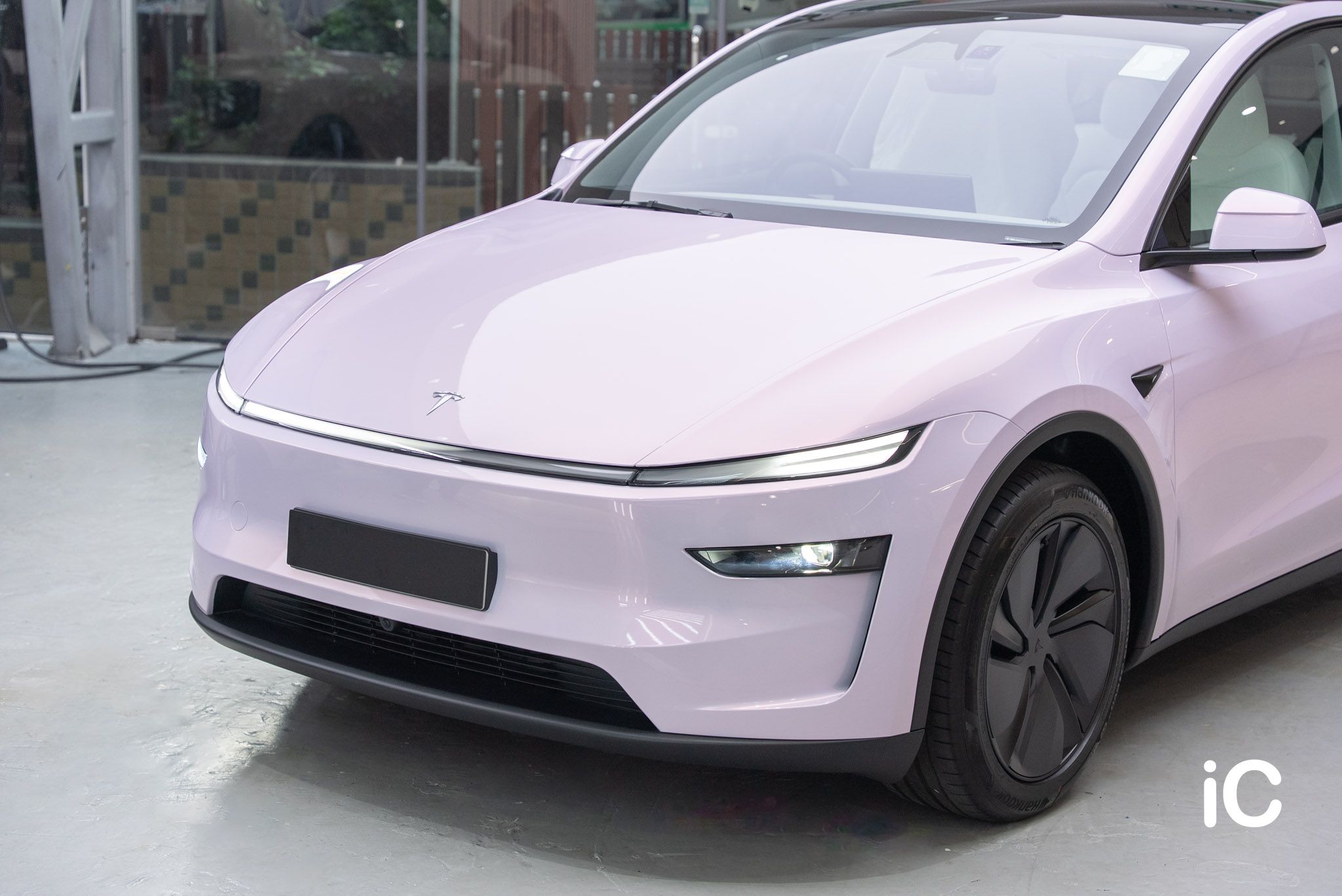 ic-detail-tesla-model-y-om-individual-colour-ppf-dynamic-pink-2-18