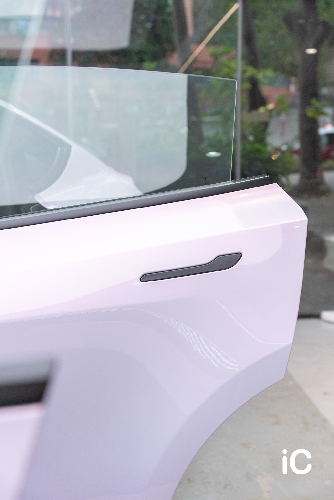 ic-detail-tesla-model-y-om-individual-colour-ppf-dynamic-pink-2-23