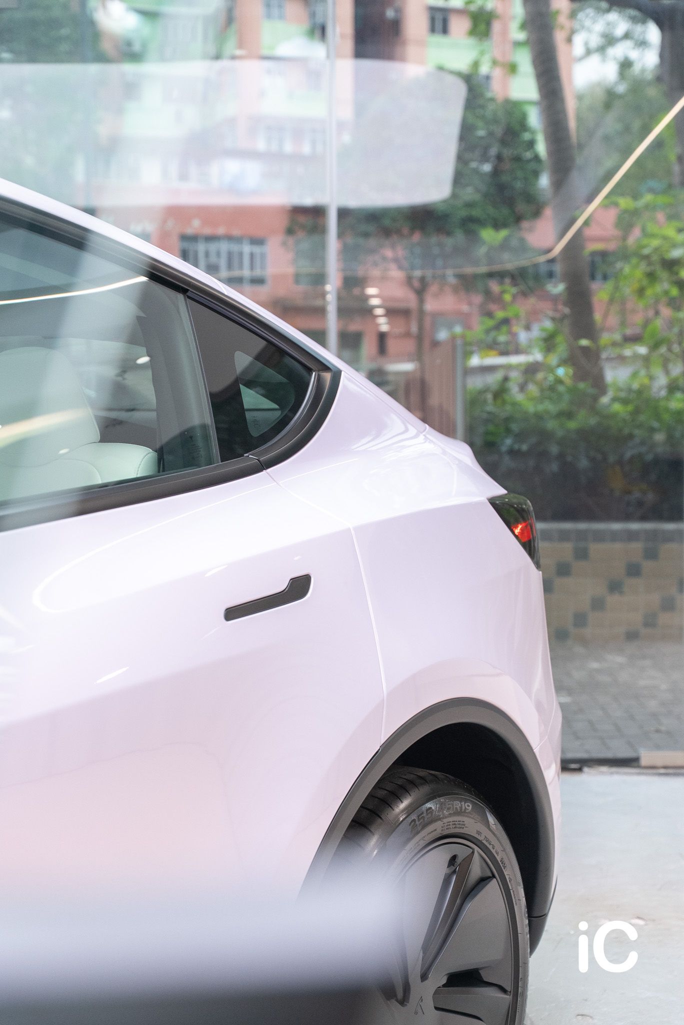 ic-detail-tesla-model-y-om-individual-colour-ppf-dynamic-pink-2-24