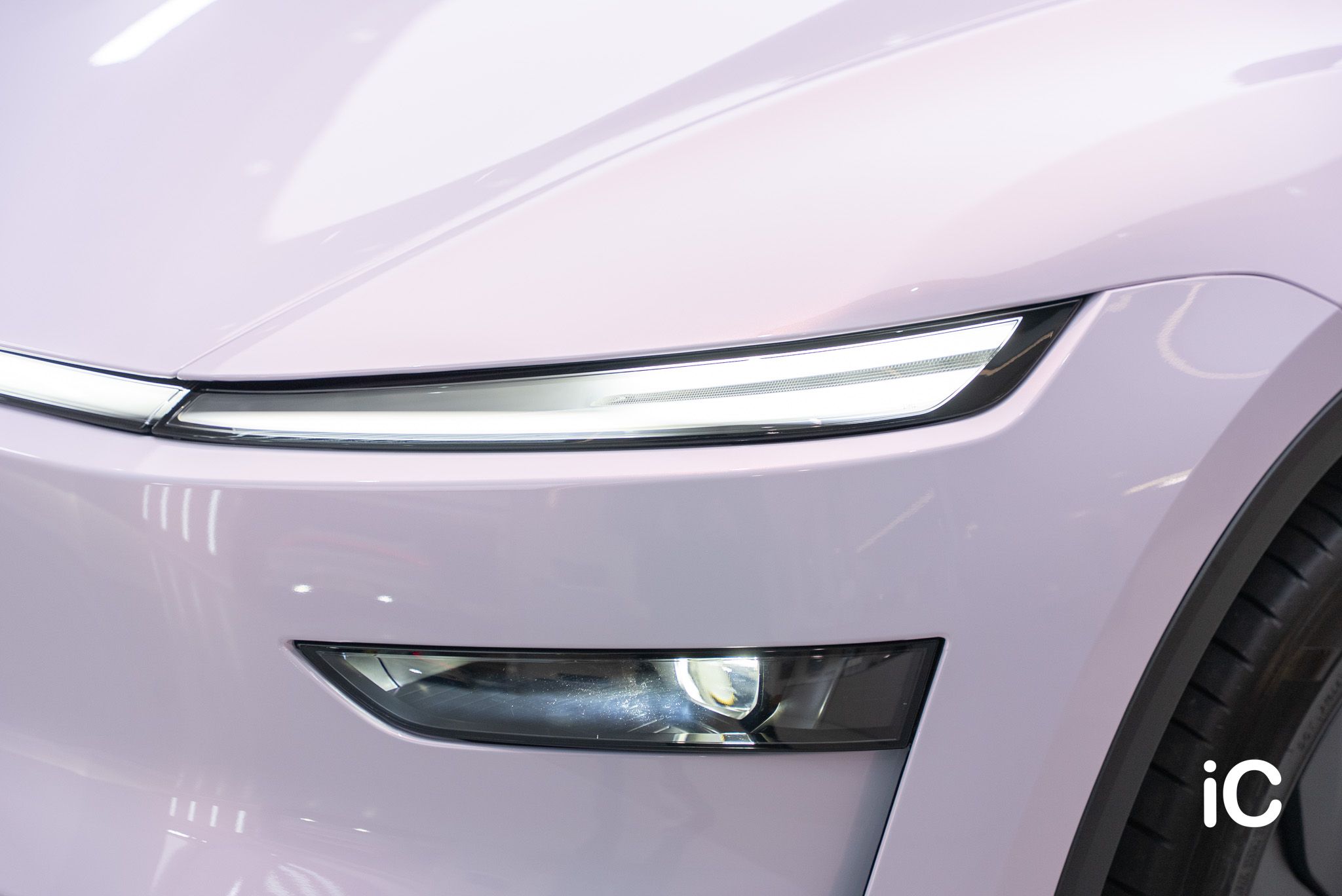ic-detail-tesla-model-y-om-individual-colour-ppf-dynamic-pink-2-3