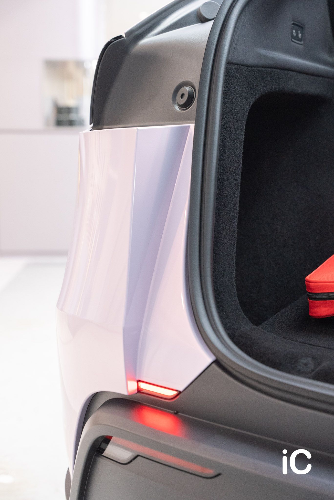 ic-detail-tesla-model-y-om-individual-colour-ppf-dynamic-pink-2-30