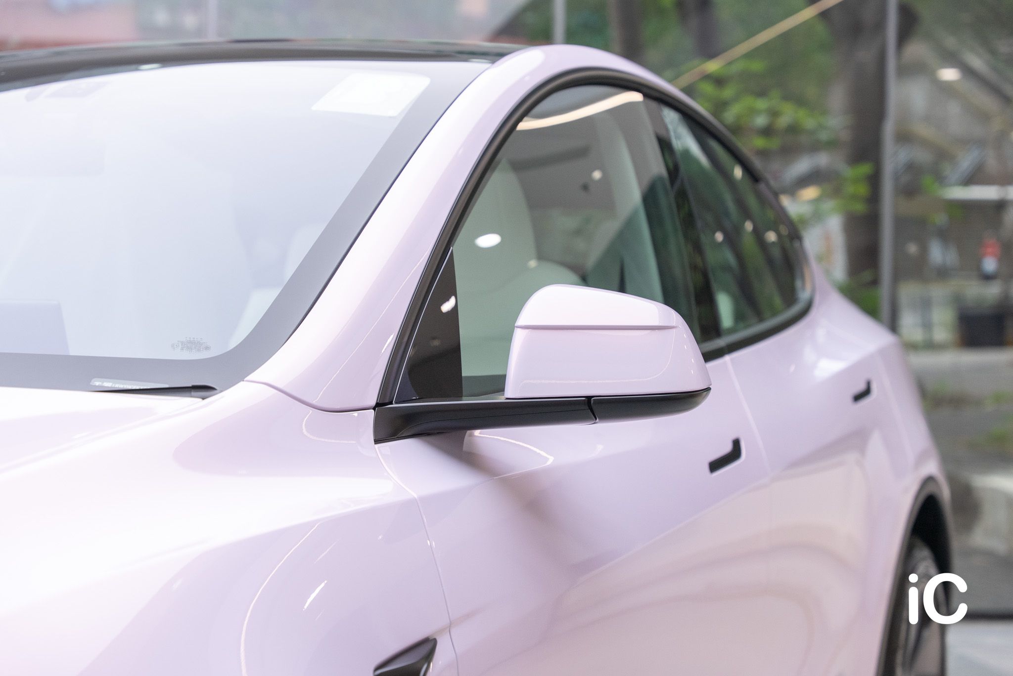 ic-detail-tesla-model-y-om-individual-colour-ppf-dynamic-pink-2-5