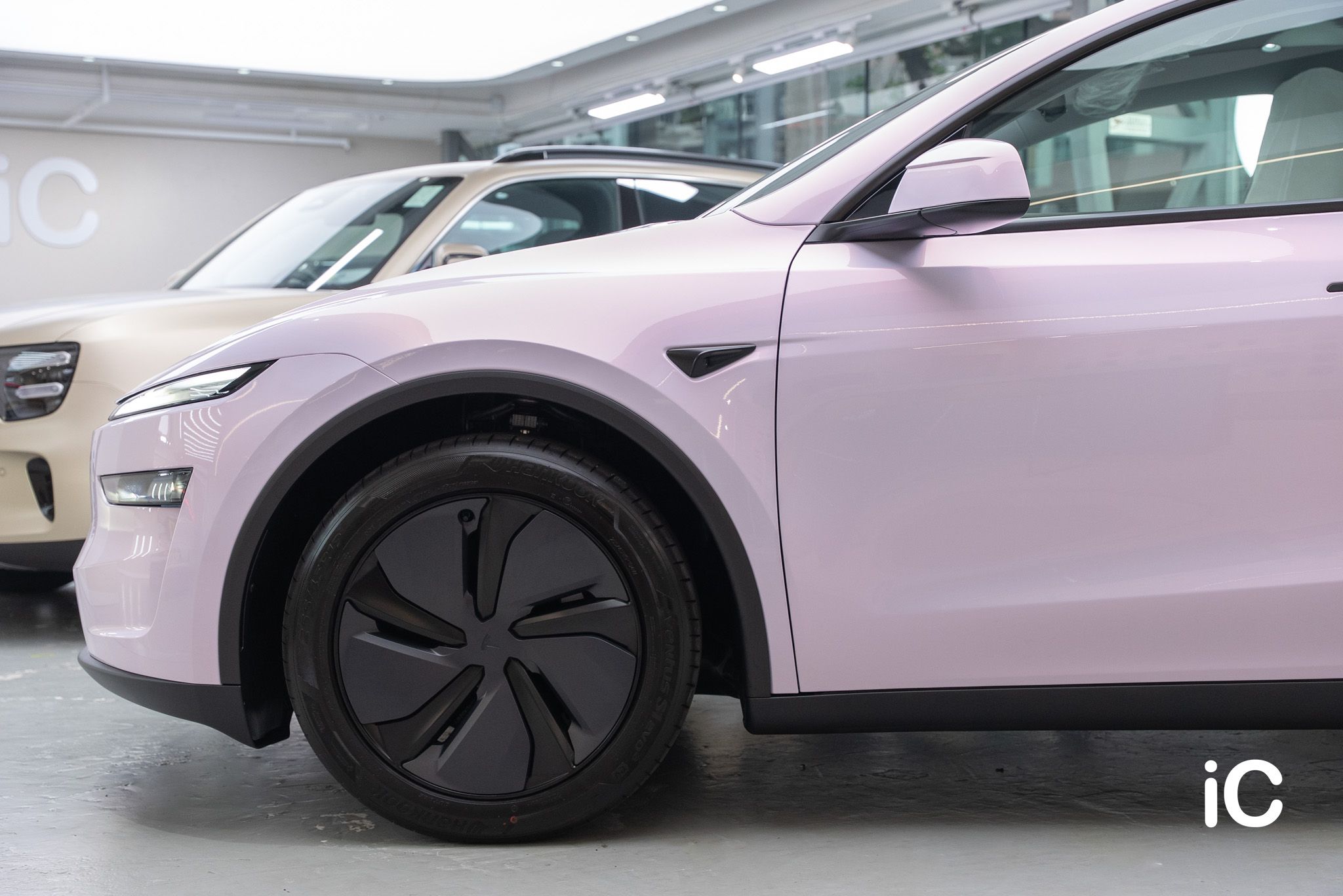 ic-detail-tesla-model-y-om-individual-colour-ppf-dynamic-pink-2-6