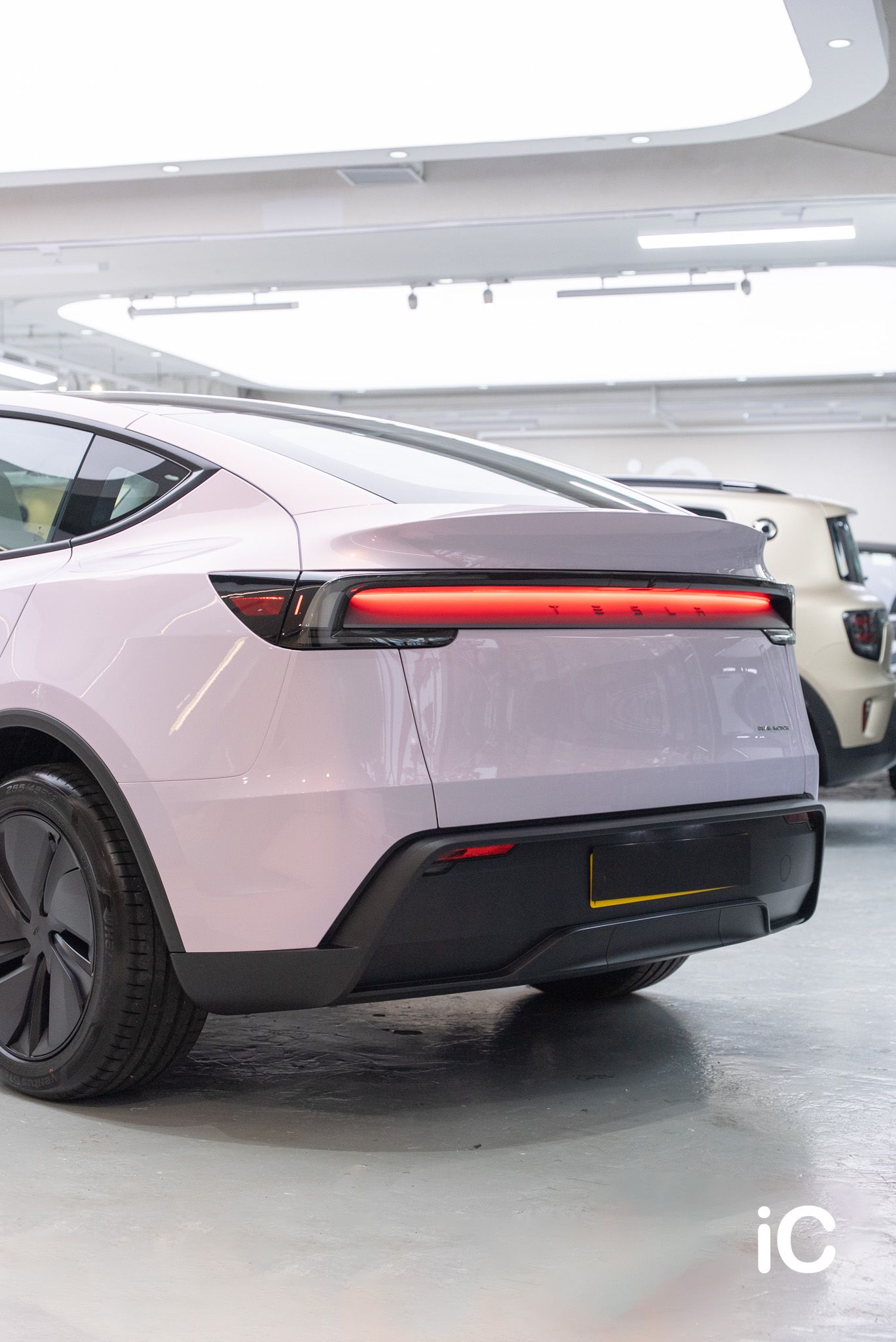 ic-detail-tesla-model-y-om-individual-colour-ppf-dynamic-pink-2-9