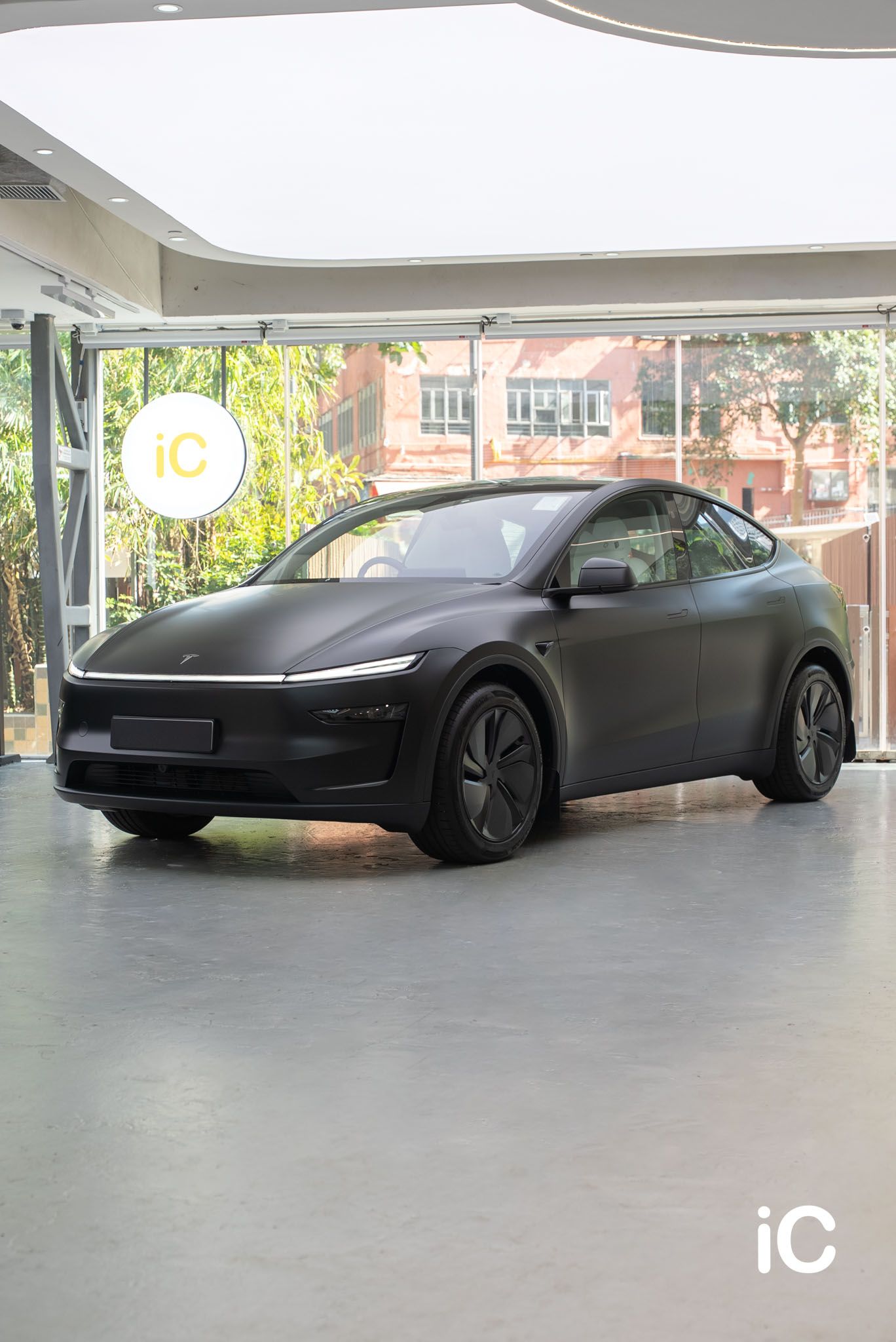 ic-detail-tesla-model-y-om-individual-colour-ppf-satin-black-1