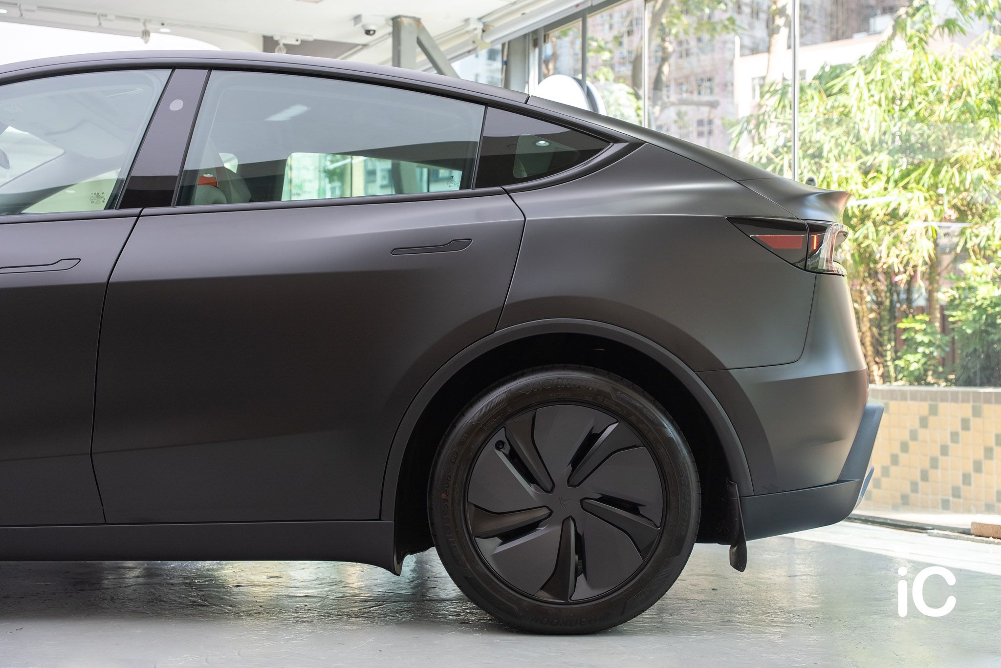 ic-detail-tesla-model-y-om-individual-colour-ppf-satin-black-10