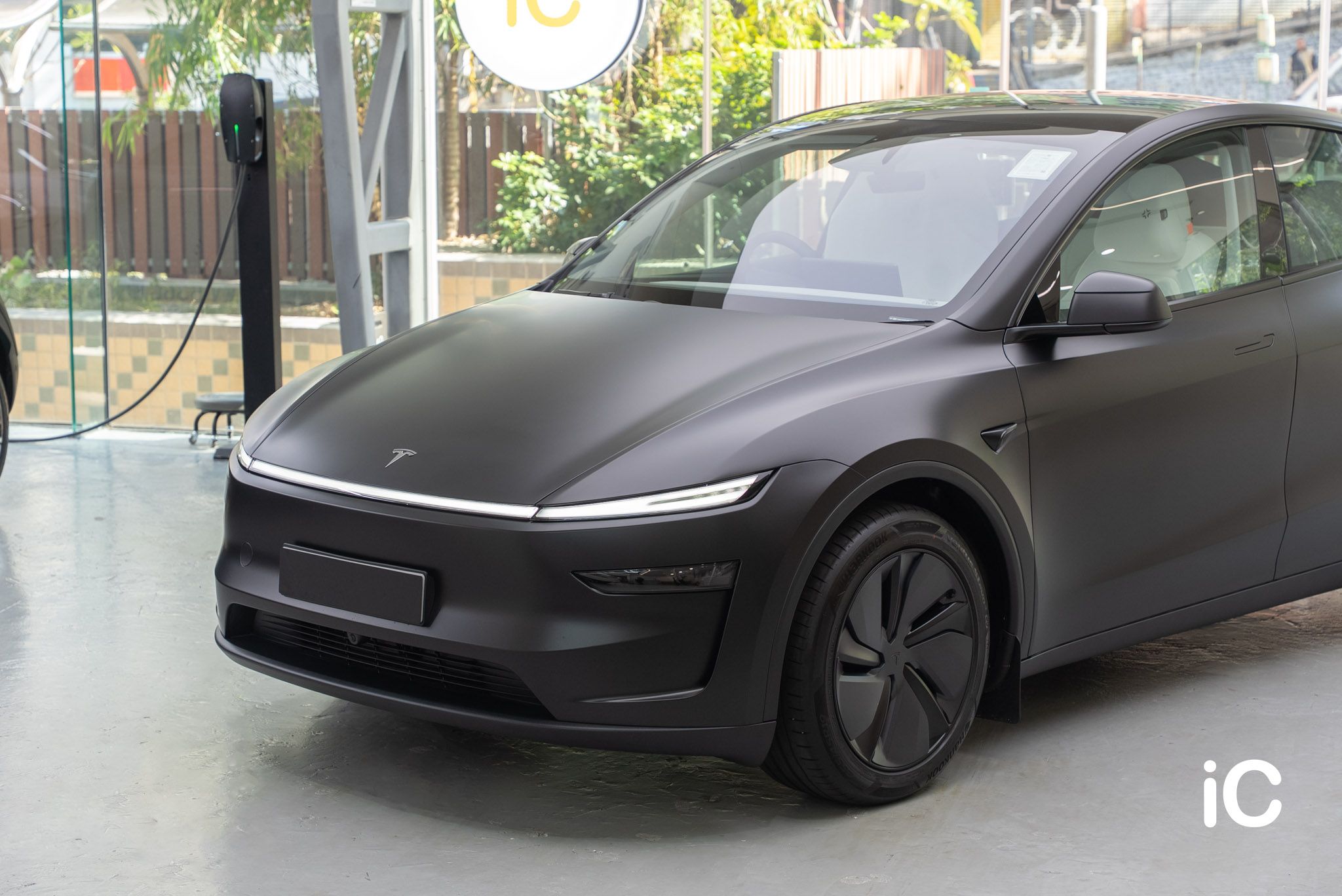 ic-detail-tesla-model-y-om-individual-colour-ppf-satin-black-2