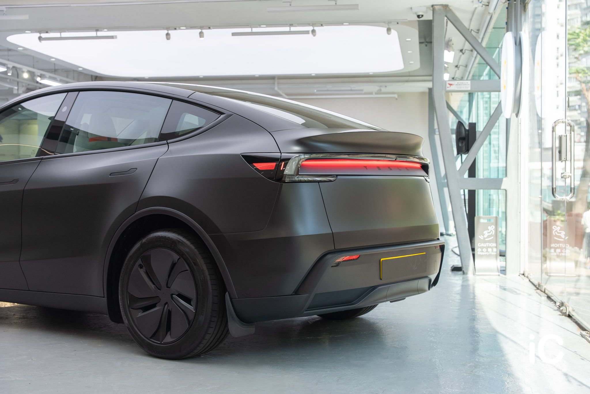 ic-detail-tesla-model-y-om-individual-colour-ppf-satin-black-20